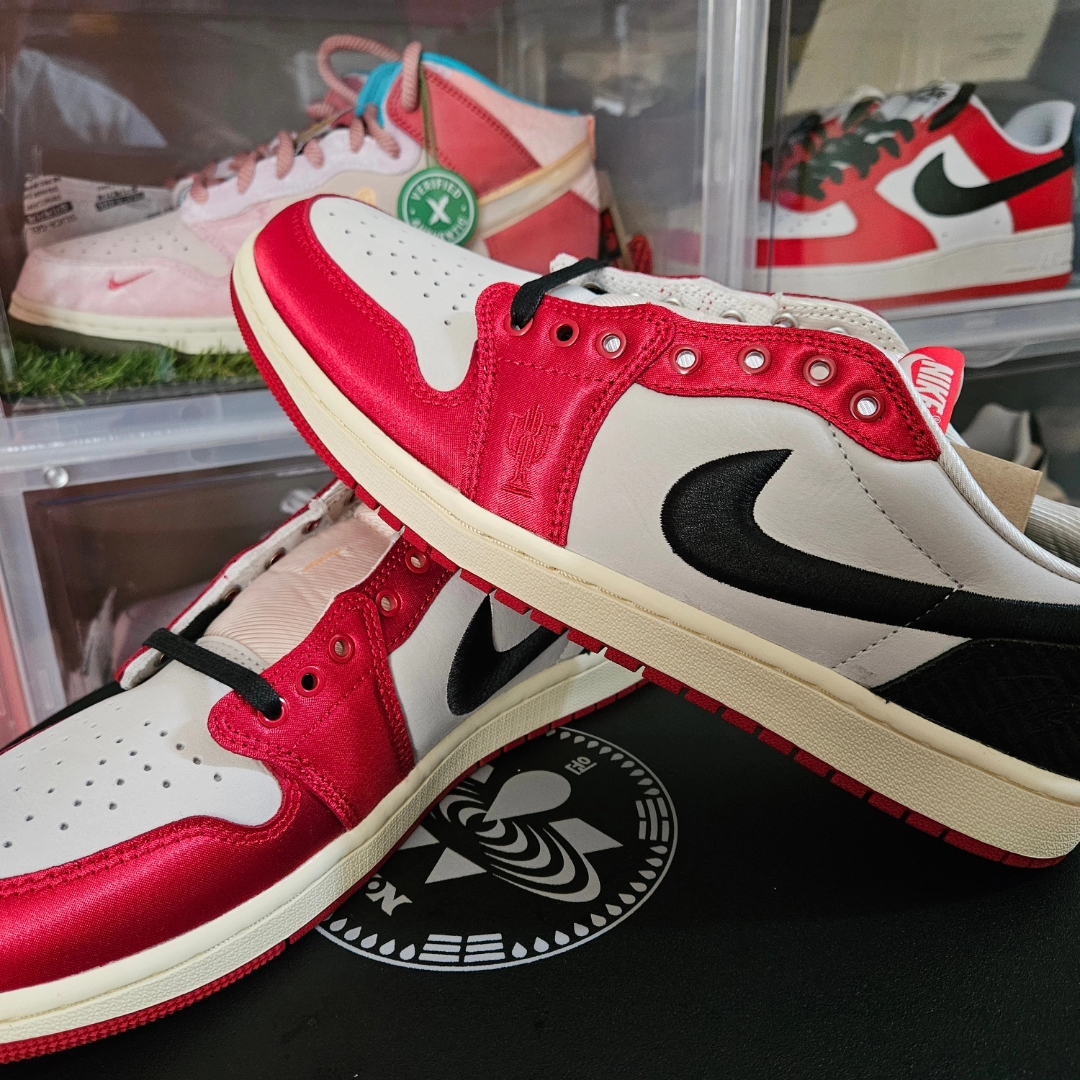 Jordan 1 x Trophy Room Retro Low OG SP Sail Varsity Red 착용 스타일 - 2