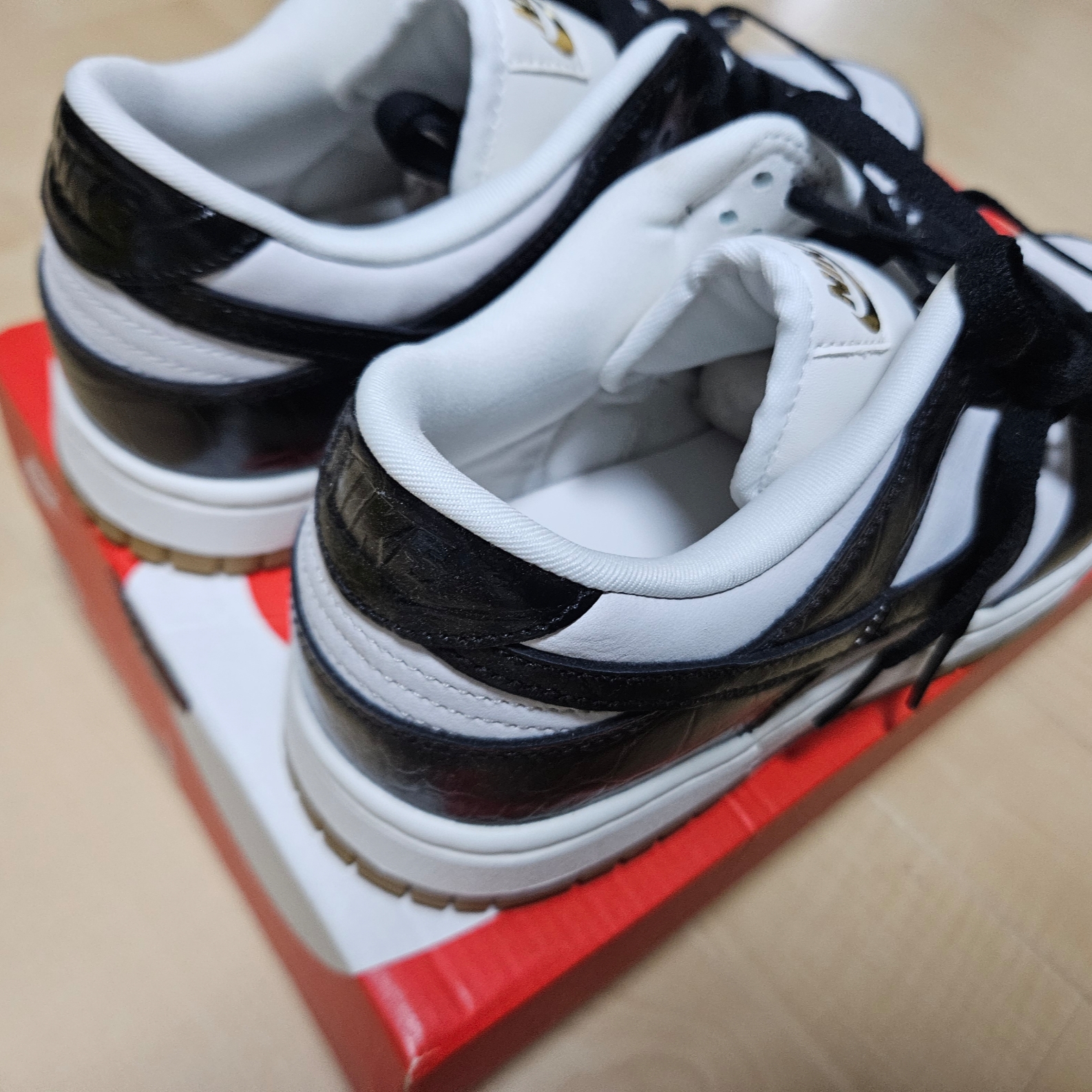 (W) Nike Dunk Low LX Black and Phantom 착용 스타일 - 2