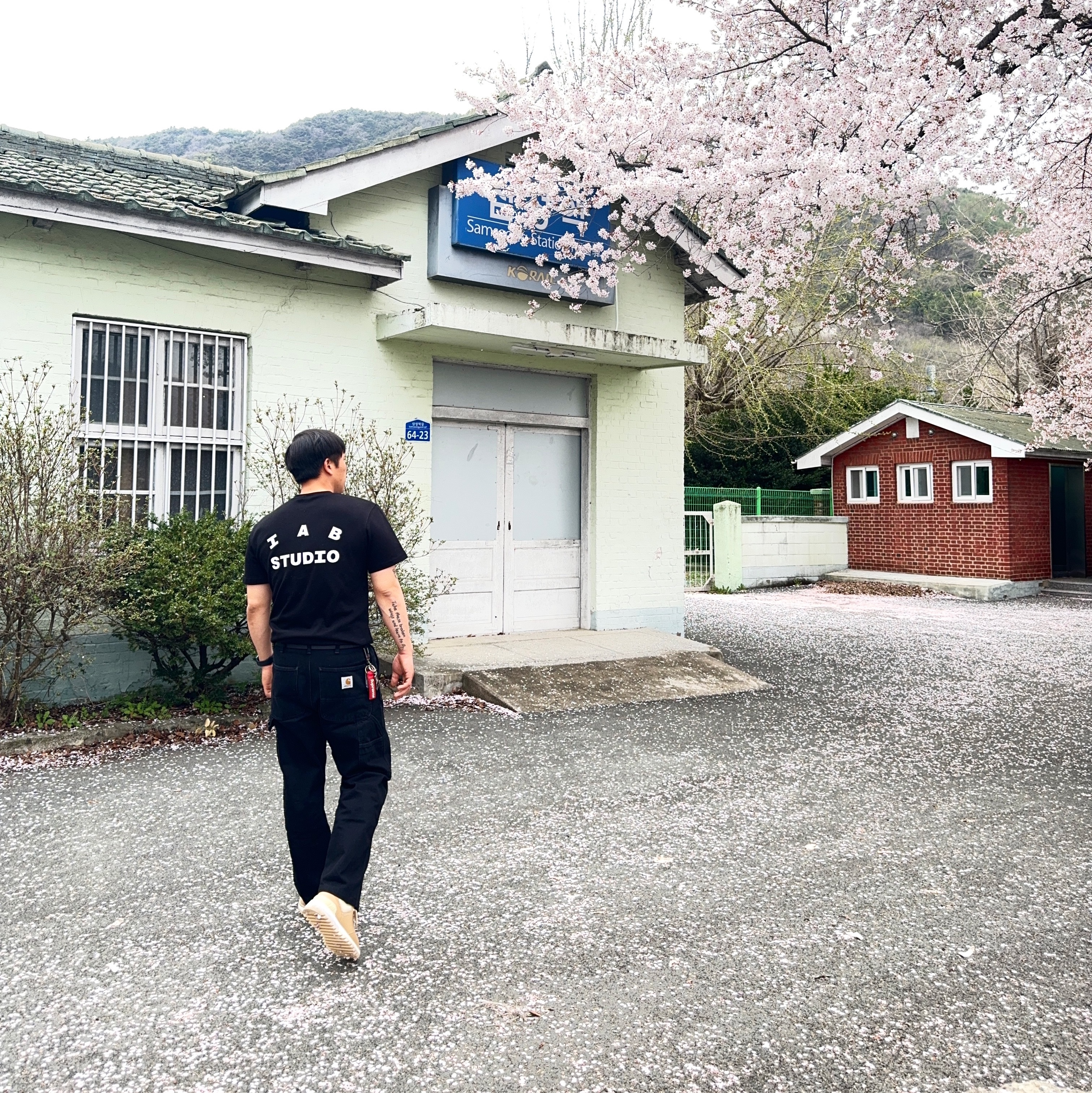 IAB Studio 10th Anniversary T-Shirt Black, Carhartt WIP Smith Denim Single Knee Pants Black Rinsed 착용 스타일 - 4