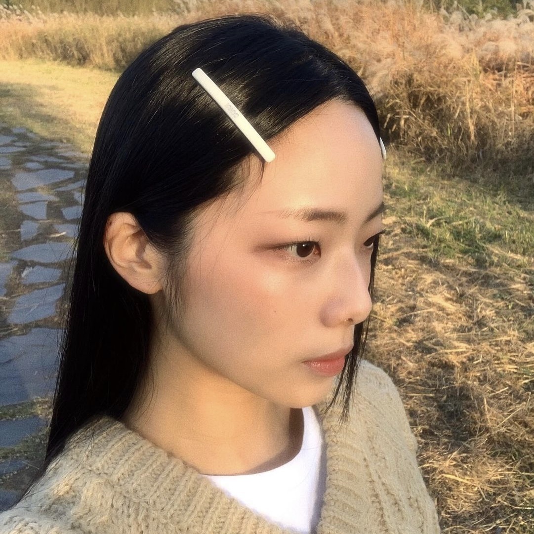 DNINI Lettering Barrettes White 착용 스타일 - 2