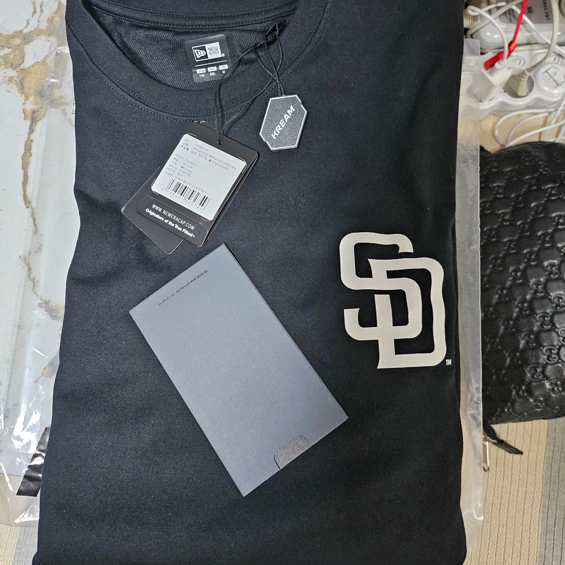 New Era MLB Seoul Series San Diego Padres T-Shirt Black 착용 스타일 - 2