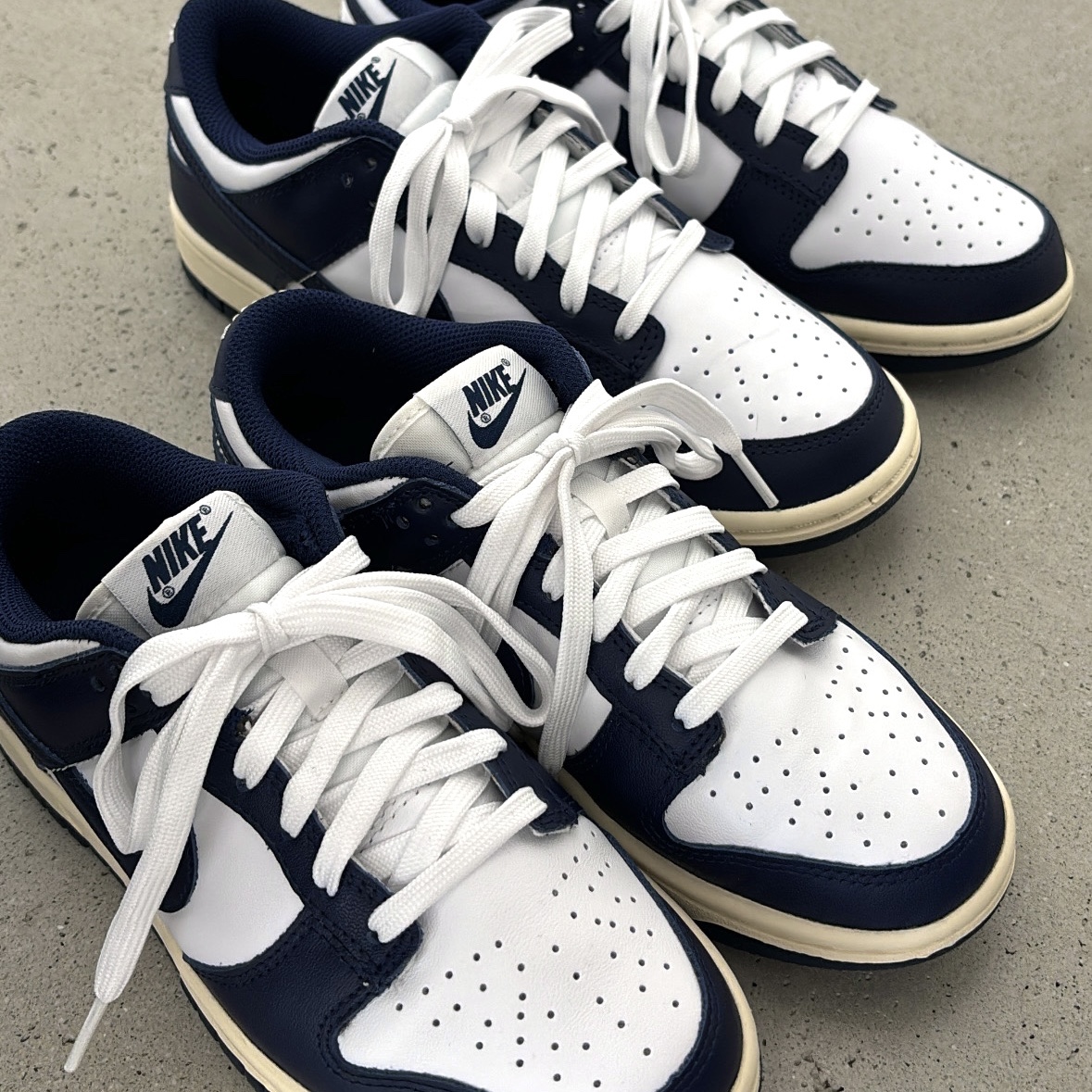 (W) Nike Dunk Low Vintage Midnight Navy 착용 스타일 - 1