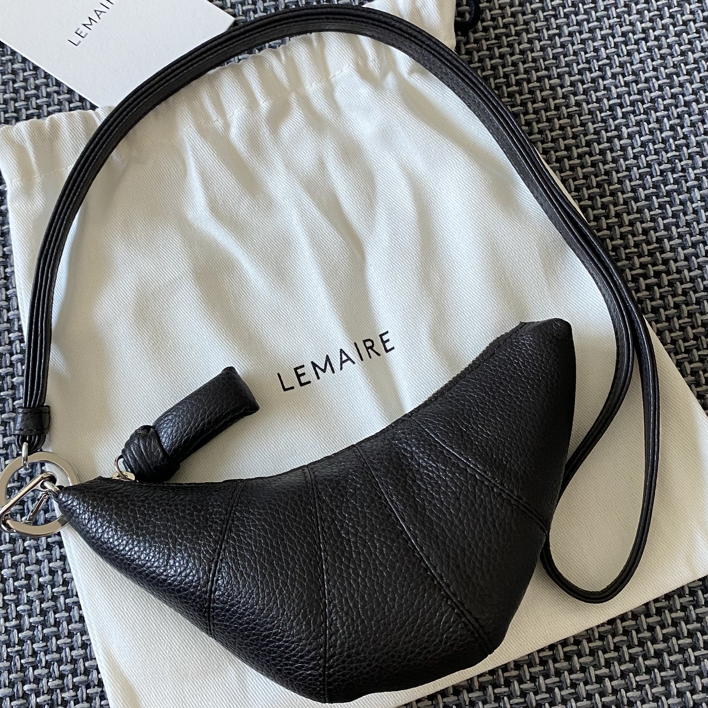 Lemaire Croissant Coin Purse Necklace Soft Grained Leather Dark Chocolate 착용 스타일