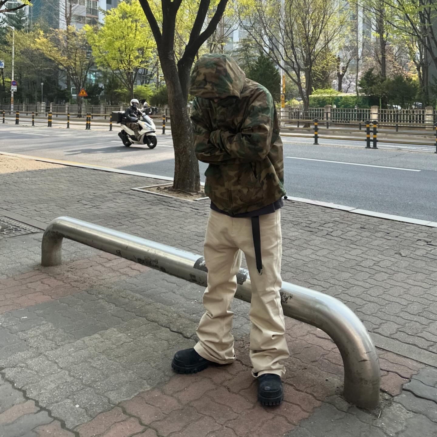 Nonnod Flared Pants Beige, Balenciaga Combat Strike 20mm Boots Black 착용 스타일 - 4