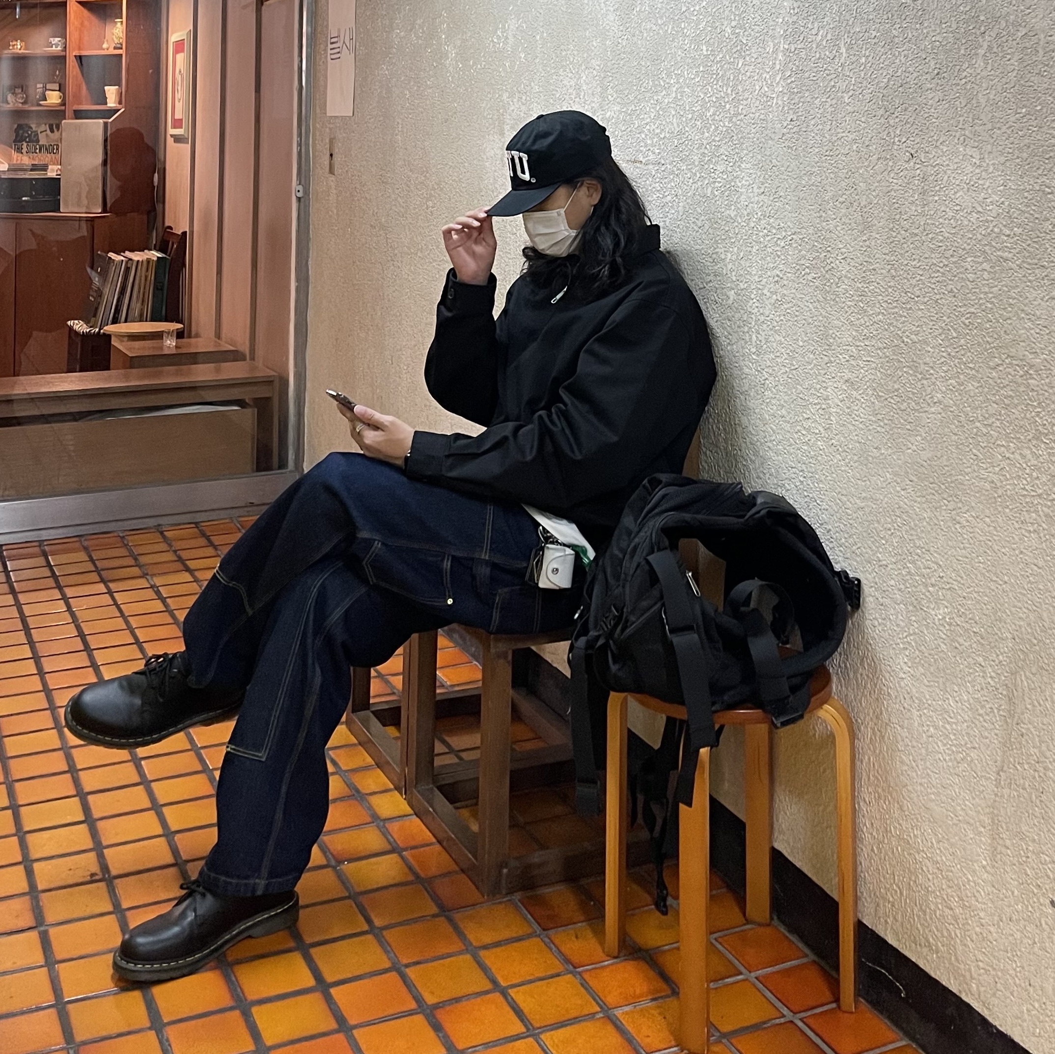 Stussy Stu Arch Strapback Cap Black, Carhartt WIP Nash Loose Fit Double Knee Pants Blue Rinsed 착용 스타일