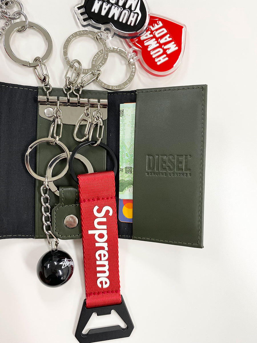 Diesel Leather Key Case Black, Supreme Bottle Opener Webbing Keychain Red - 21FW 착용 스타일 - 2