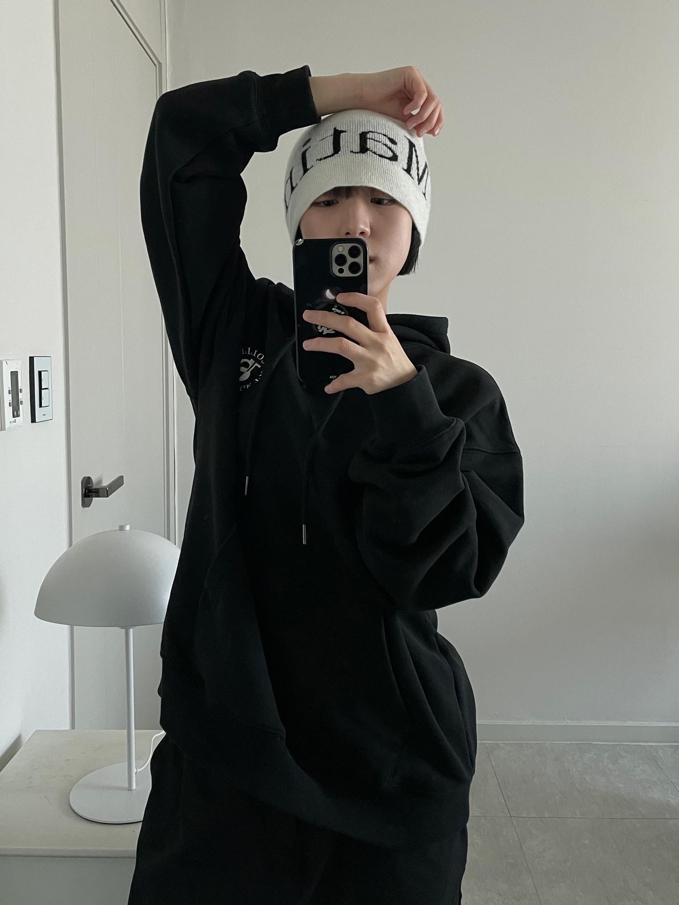 Matin Kim Logo Jacquard Short Beanie White 착용 스타일 - 2