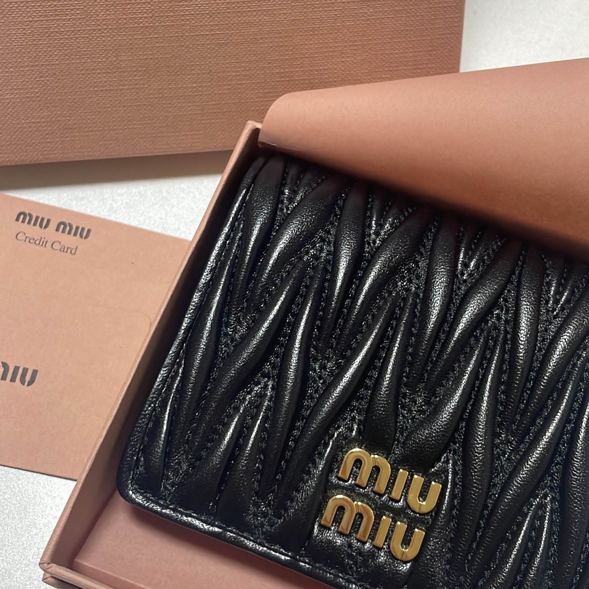 Miu Miu Matelasse Nappa Leather Wallet Black 착용 스타일