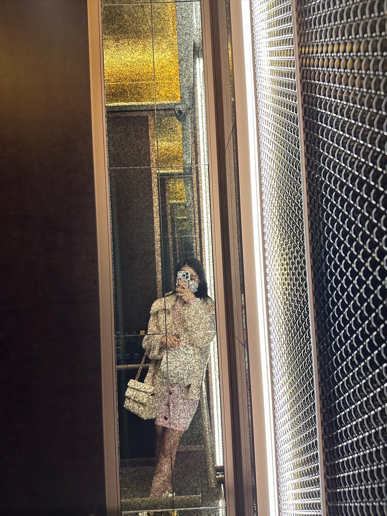 Valentino Medium Roman Nappa Stud The Shoulder Bag with Chain and Enameled Studs Ivory, (W) Valentino One Stud Low-Top Nappa Sneakers White Platinum 착용 스타일 - 3