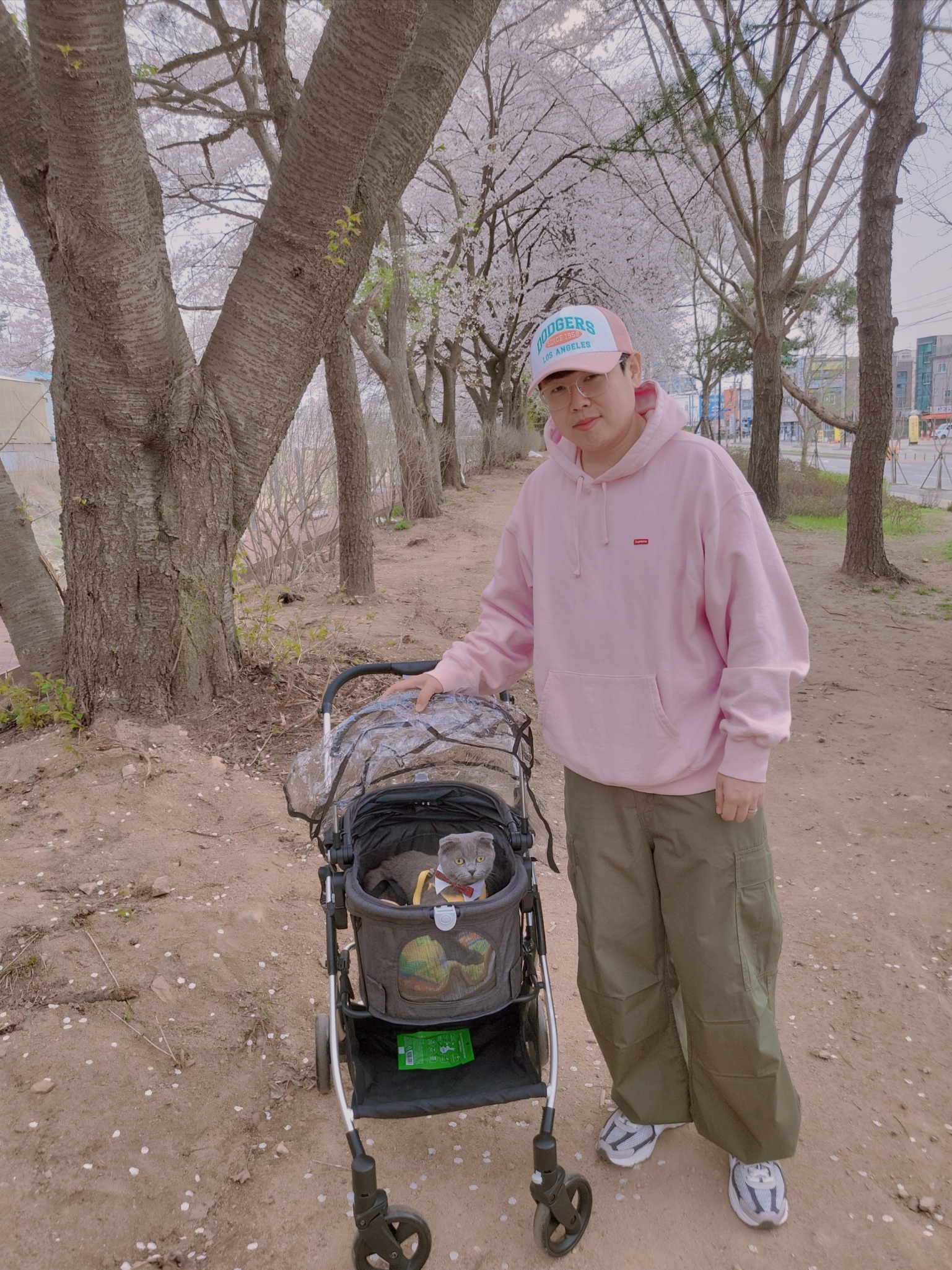 Supreme Small Box Hooded Sweatshirt Light Pink - 24SS, Nike Zoom Vomero 5 PRM Light Iron Ore and Flat Fewter 착용 스타일