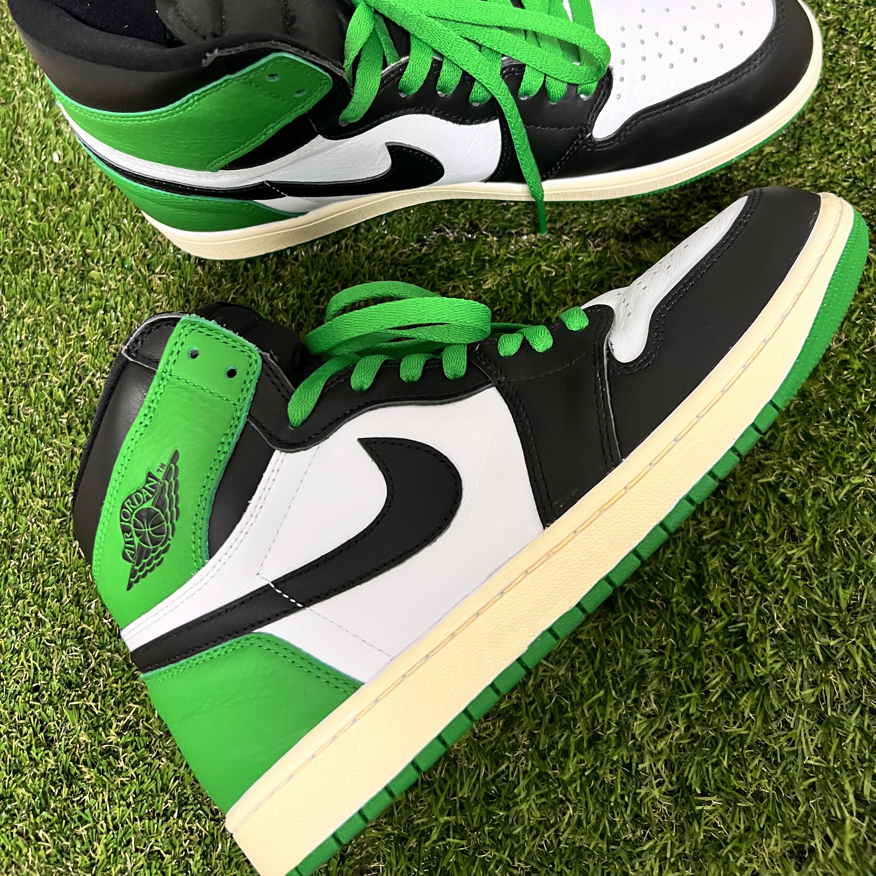Jordan 1 Retro High OG Black and Lucky Green 착용 스타일