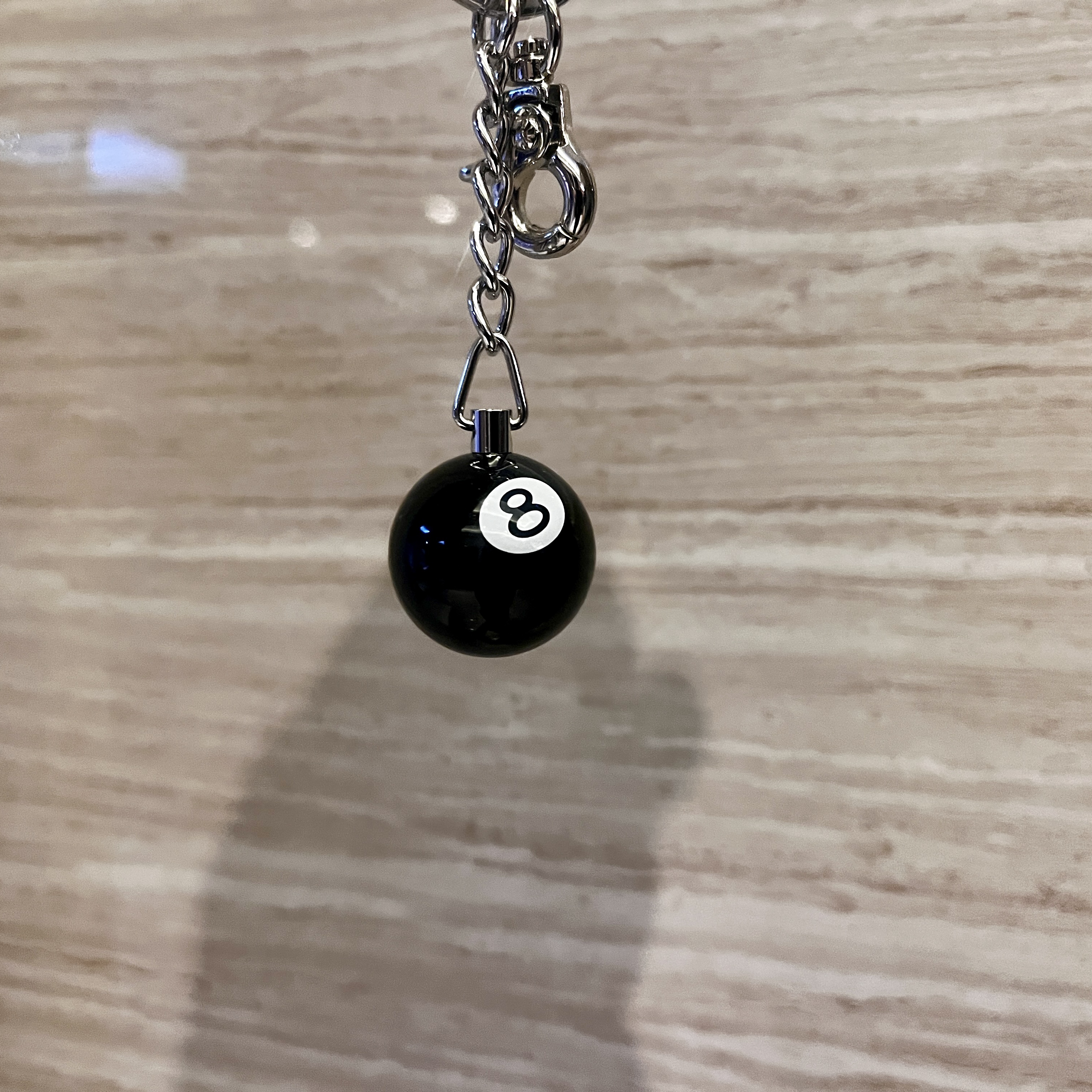 Stussy 8 Ball Keychain Black 착용 스타일
