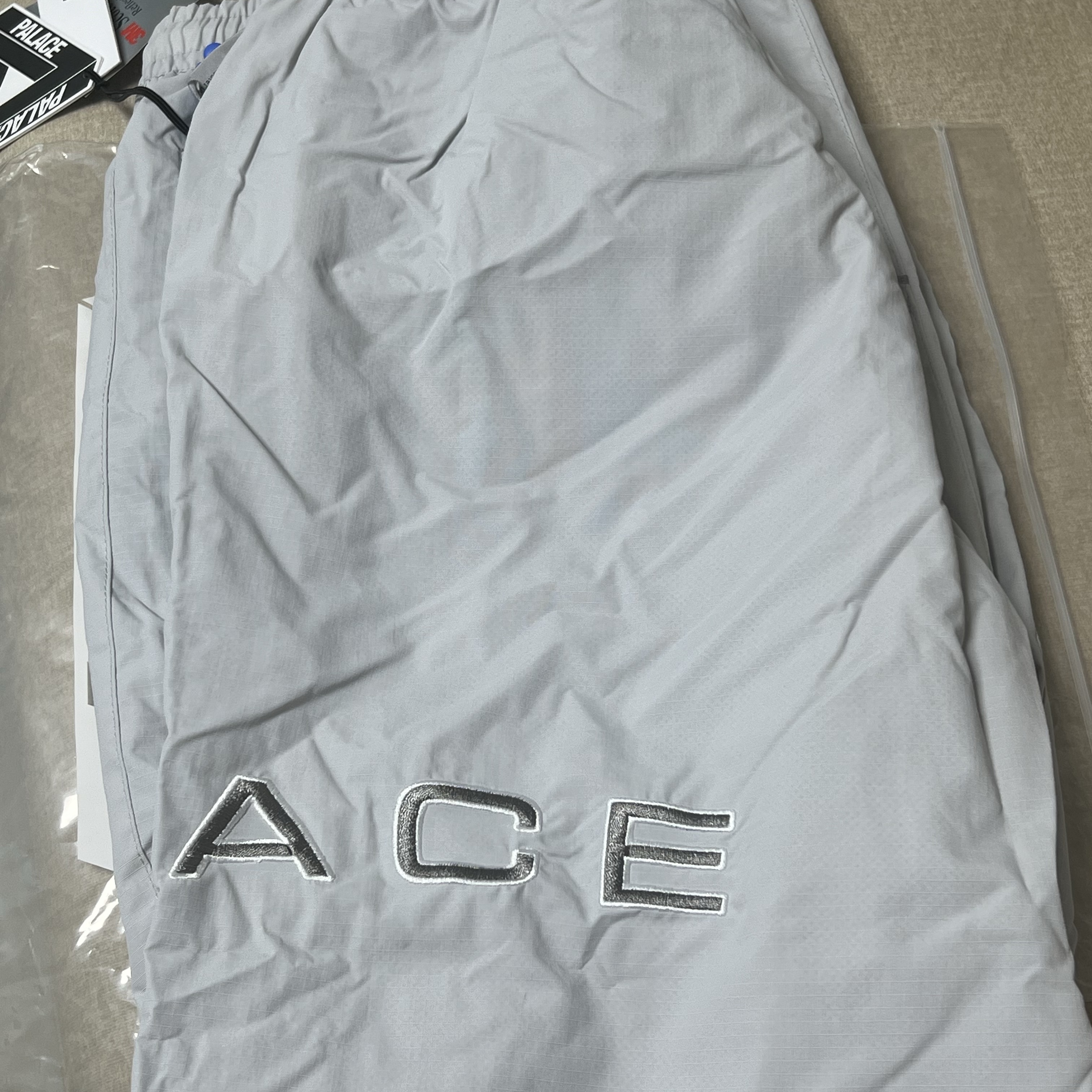 Palace Arc Shell Jogger Arctic Grey - 24SS 착용 스타일 - 2
