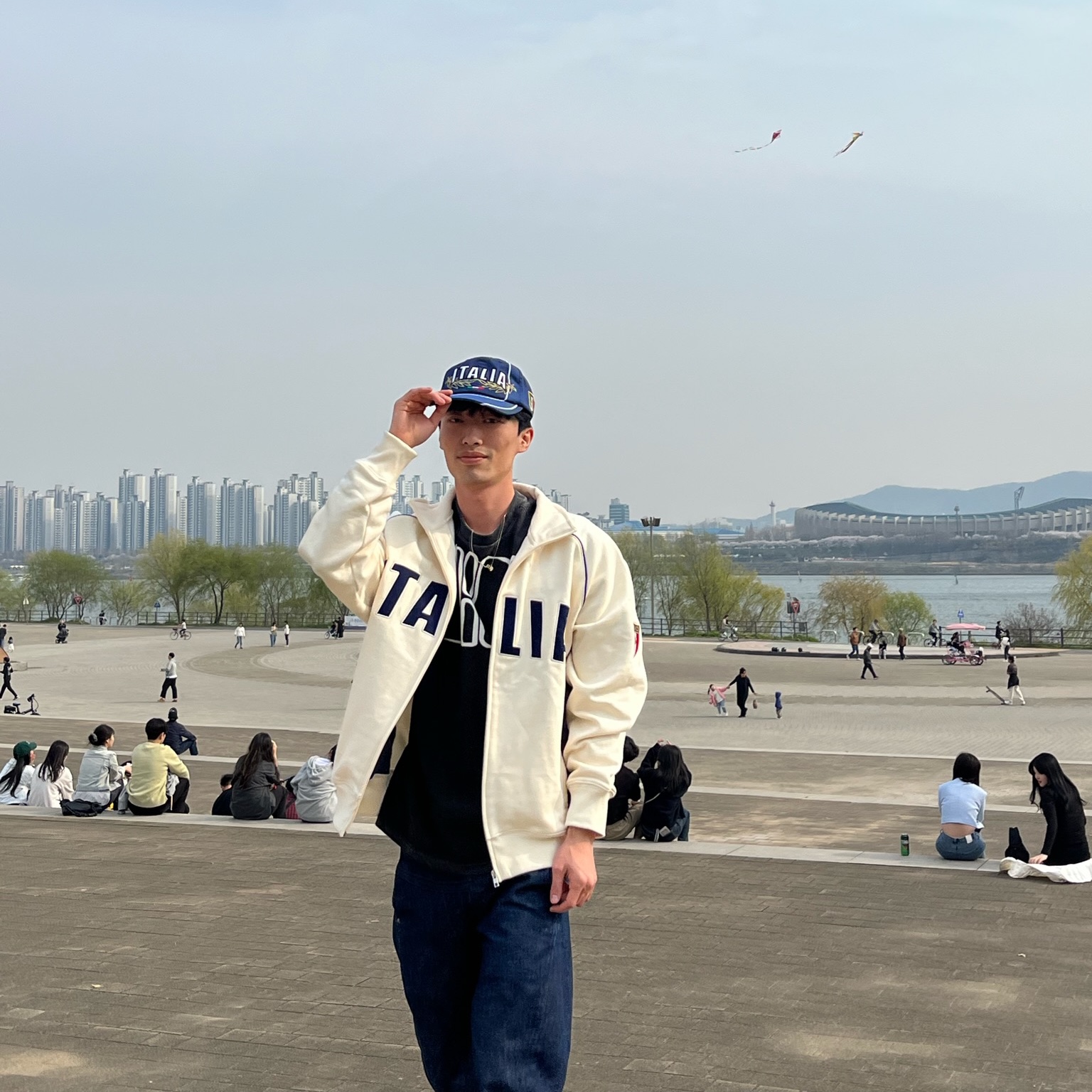 Palace Italia 6-Panel Navy - 24SS, Palace Italia Zip Funnel Soft White - 24SS 착용 스타일 - 2