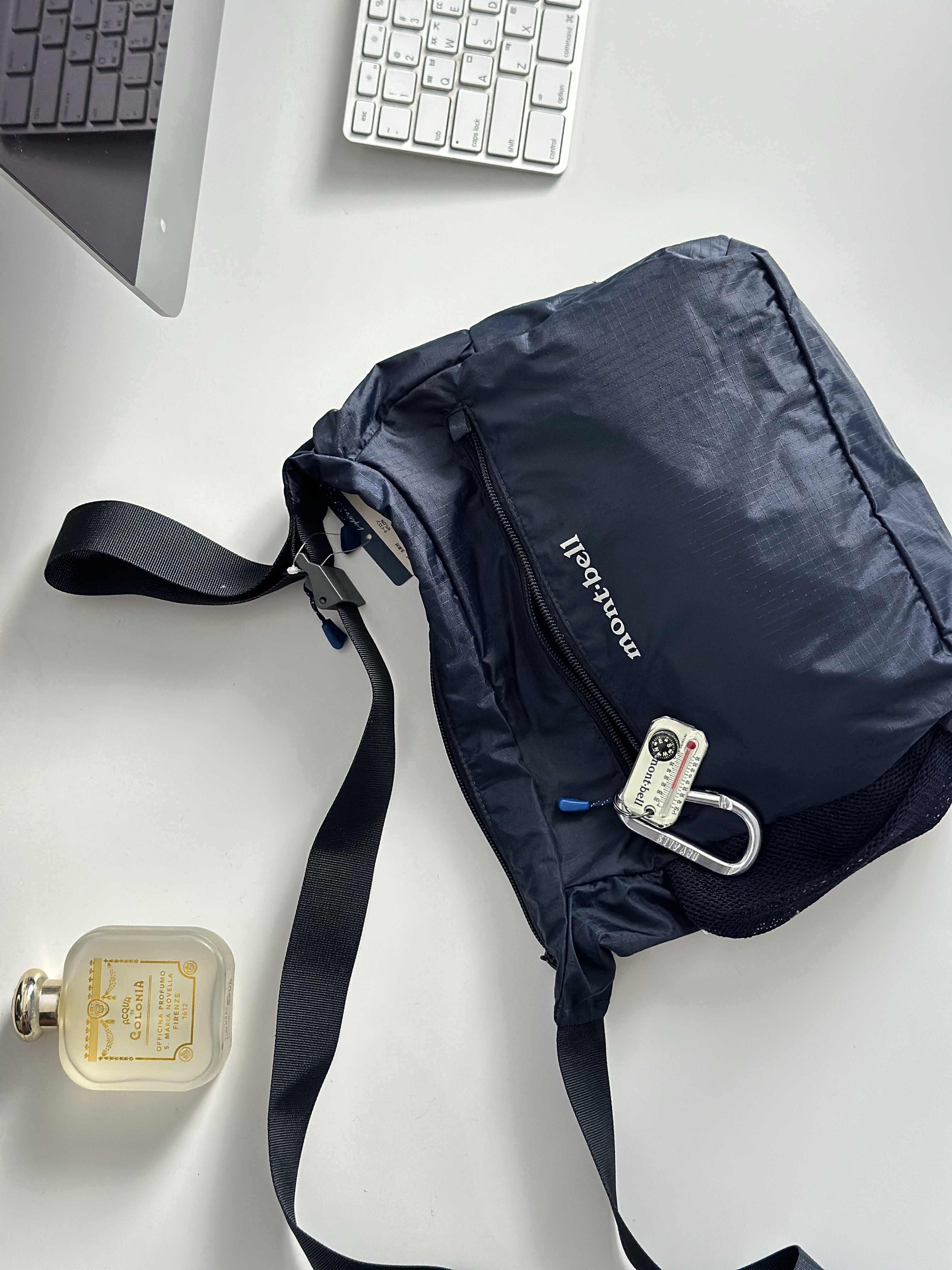 Montbell Pocketable Light Shoulder Bag Small Navy 착용 스타일