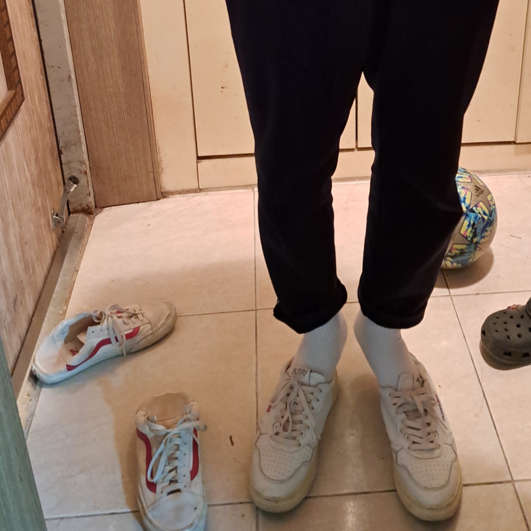 Autry Medalist Low Leather Sneakers White Blue 착용 스타일 - 2
