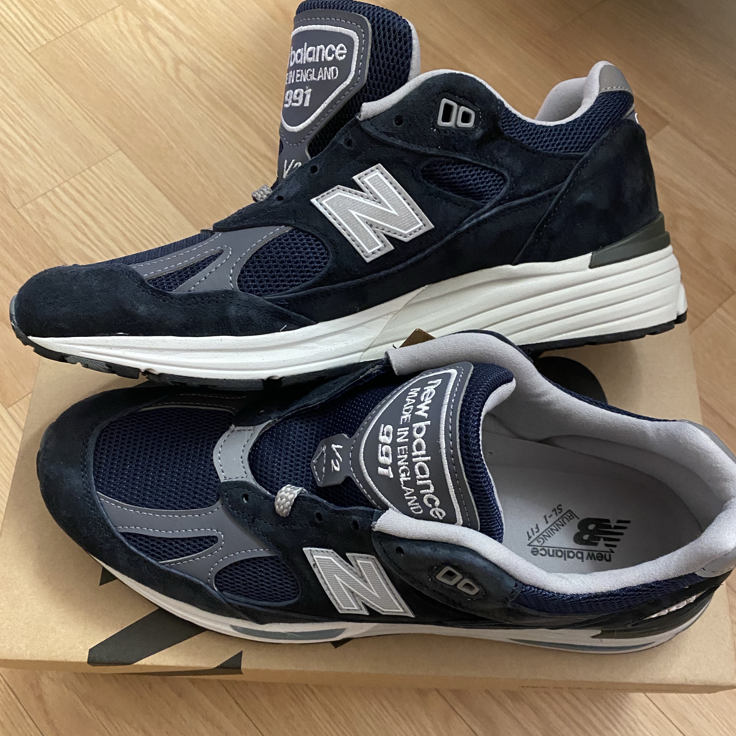 New Balance 991v2 Made in UK Dark Navy Smoked Pearl 착용 스타일