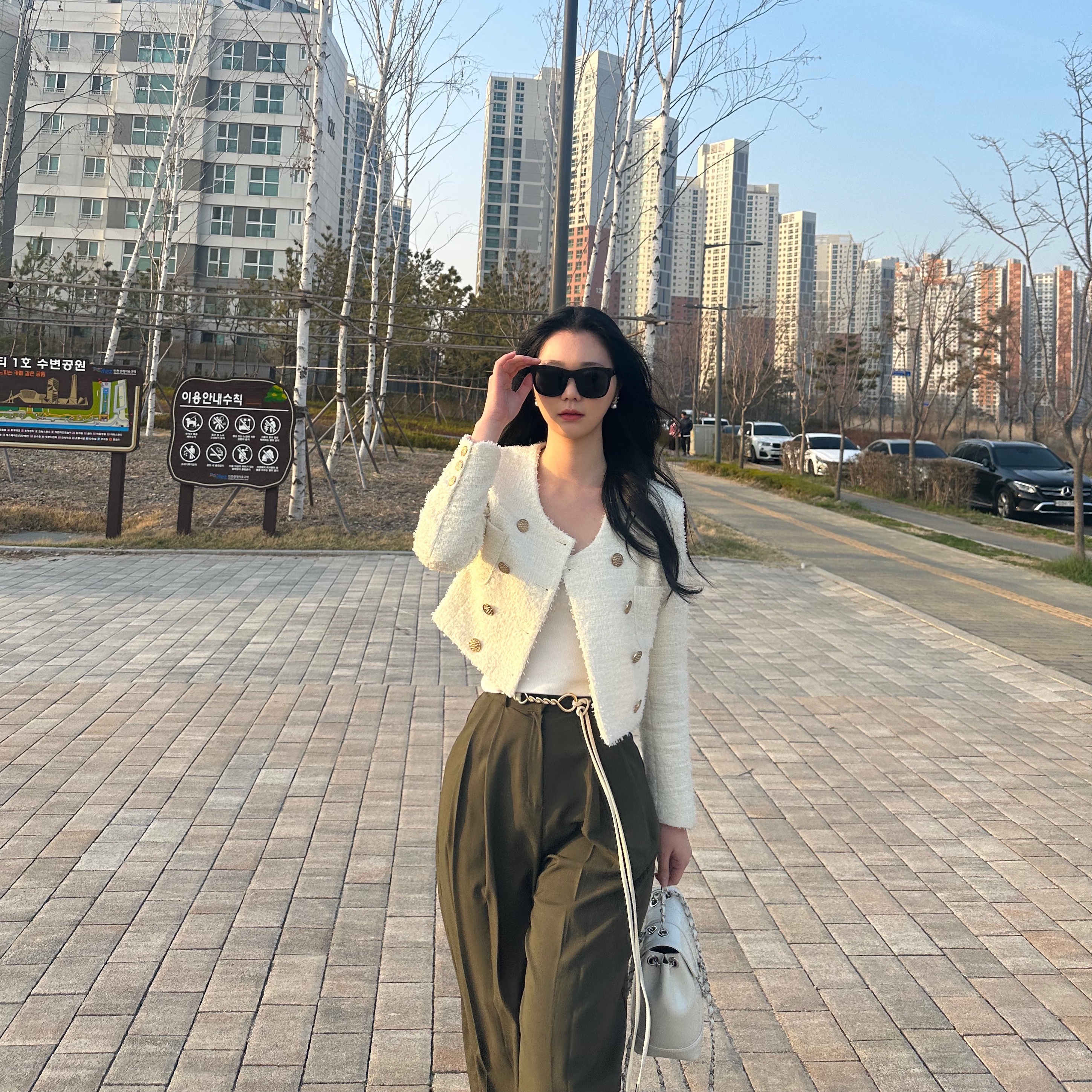 Cardinal Red Hawoo-A Bag White, Gentle Monster x Maison Margiela MM110 Black Black 착용 스타일 - 1