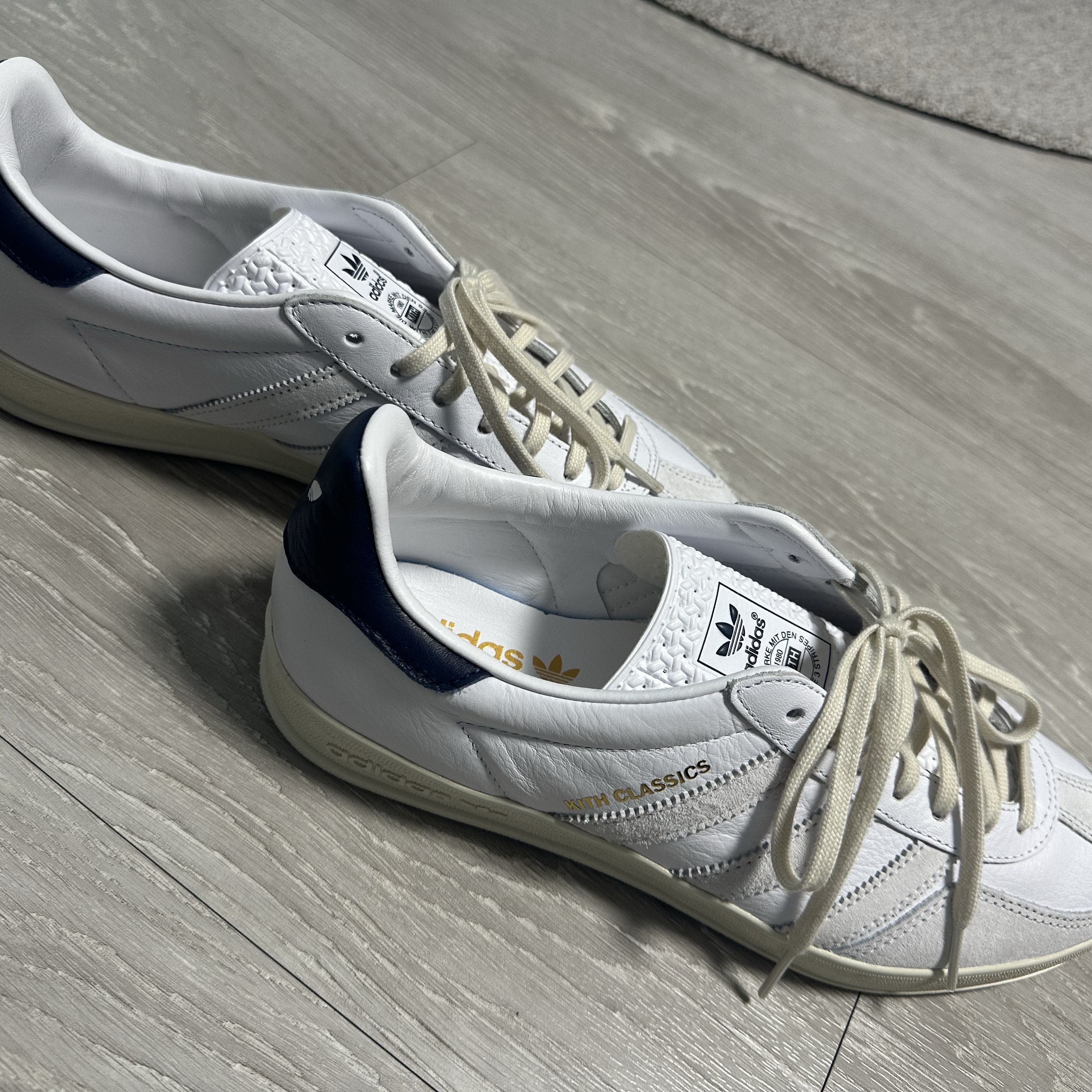 Adidas x Kith Gazelle Indoor White Collegiate Navy 착용 스타일 - 2