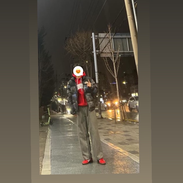 Adidas Spezial Handball Scarlet Cloud White, The North Face 1996 Novelty Nuptse Jacket Deep and Deep Navy 착용 스타일 - 3