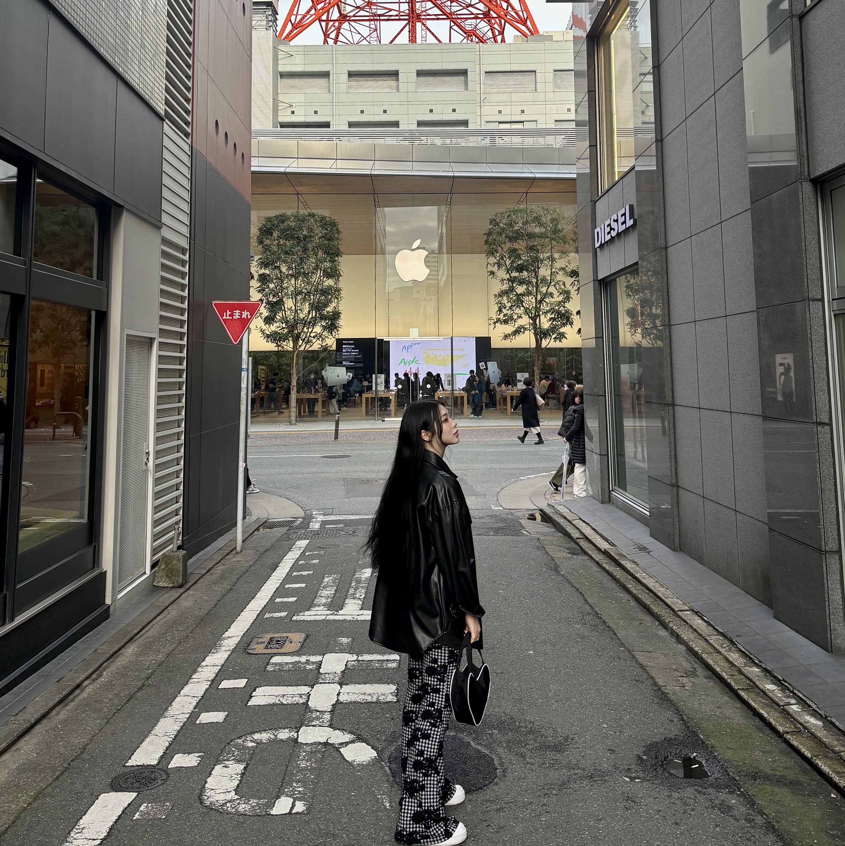 Emis Heart Tote Bag Black 착용 스타일 - 3