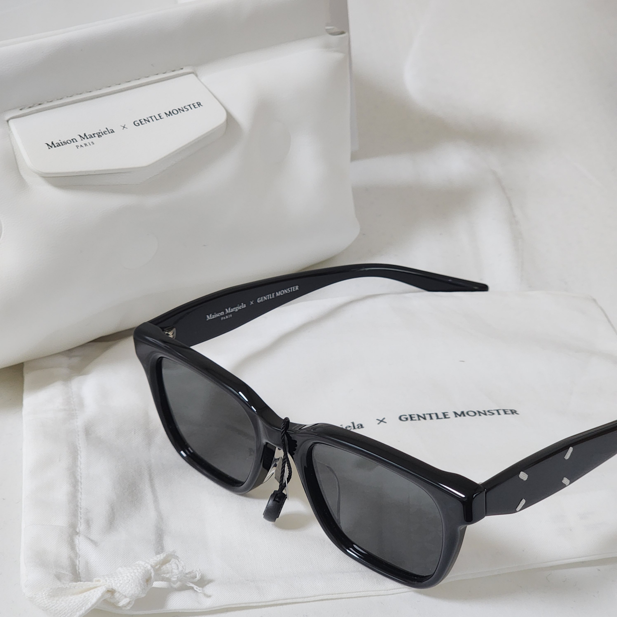 Gentle Monster x Maison Margiela MM110 Black Black 착용 스타일