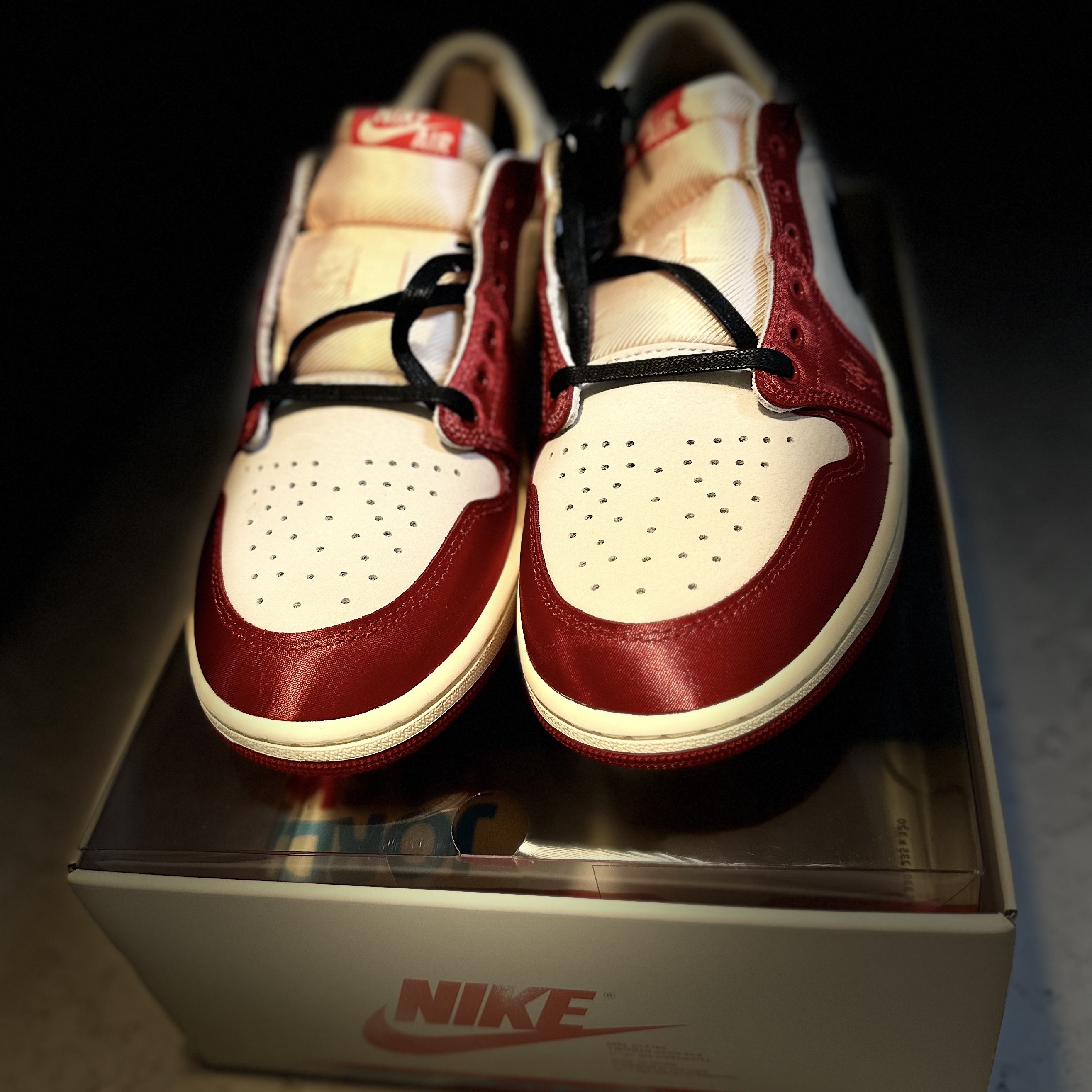 Jordan 1 x Trophy Room Retro Low OG SP Sail Varsity Red 착용 스타일 - 9