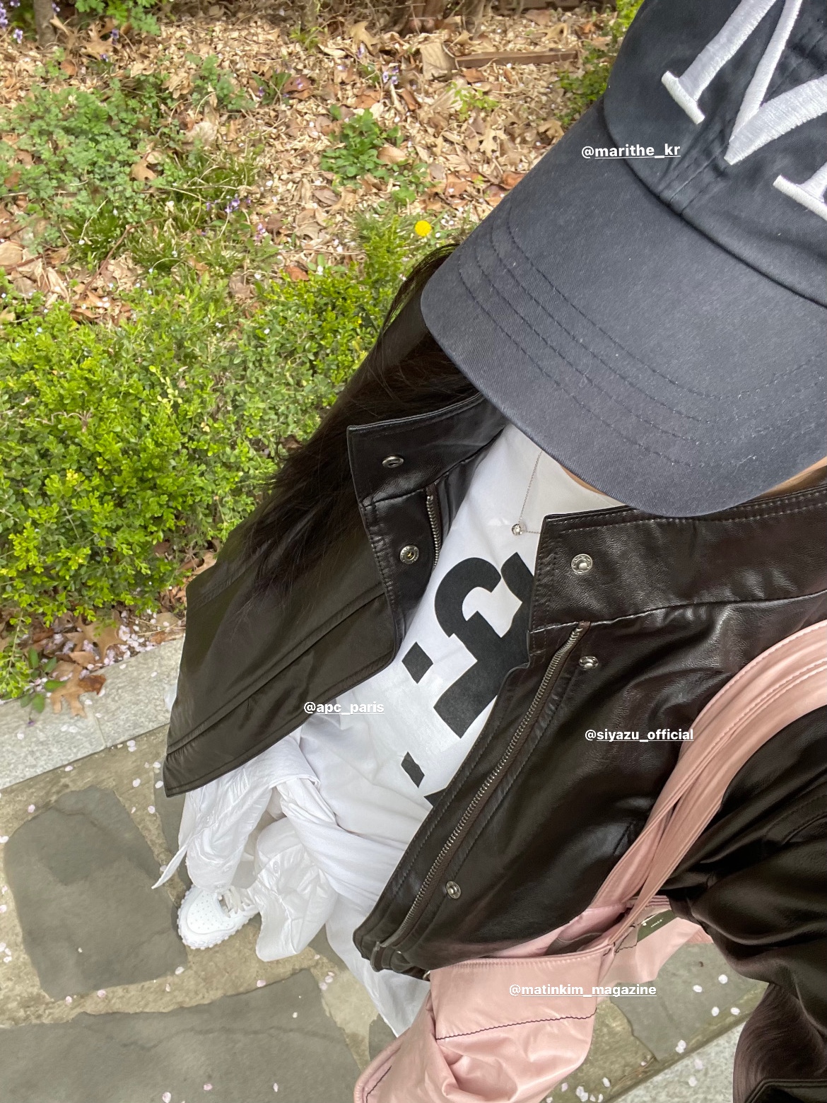 Nike x Jacquemus J Force 1 Low LX SP White, Matin Kim Big Coating Tote Bag Pink 착용 스타일 - 1