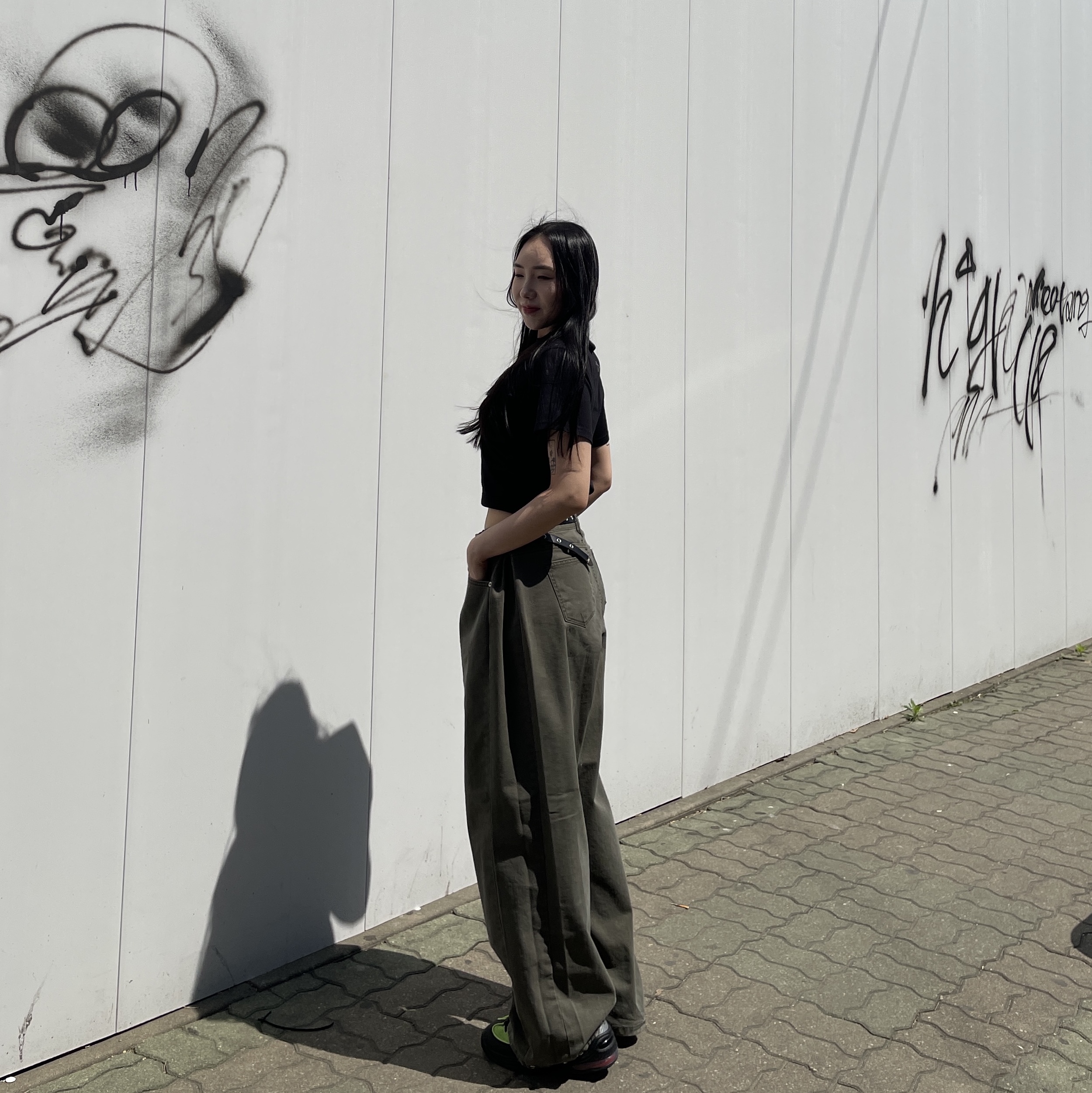 Nike x Stussy Air Penny II Vivid Green and Black, Uniqlo UT x Kaws Short Sleeve Graphic T-Shirt Black 착용 스타일 - 2