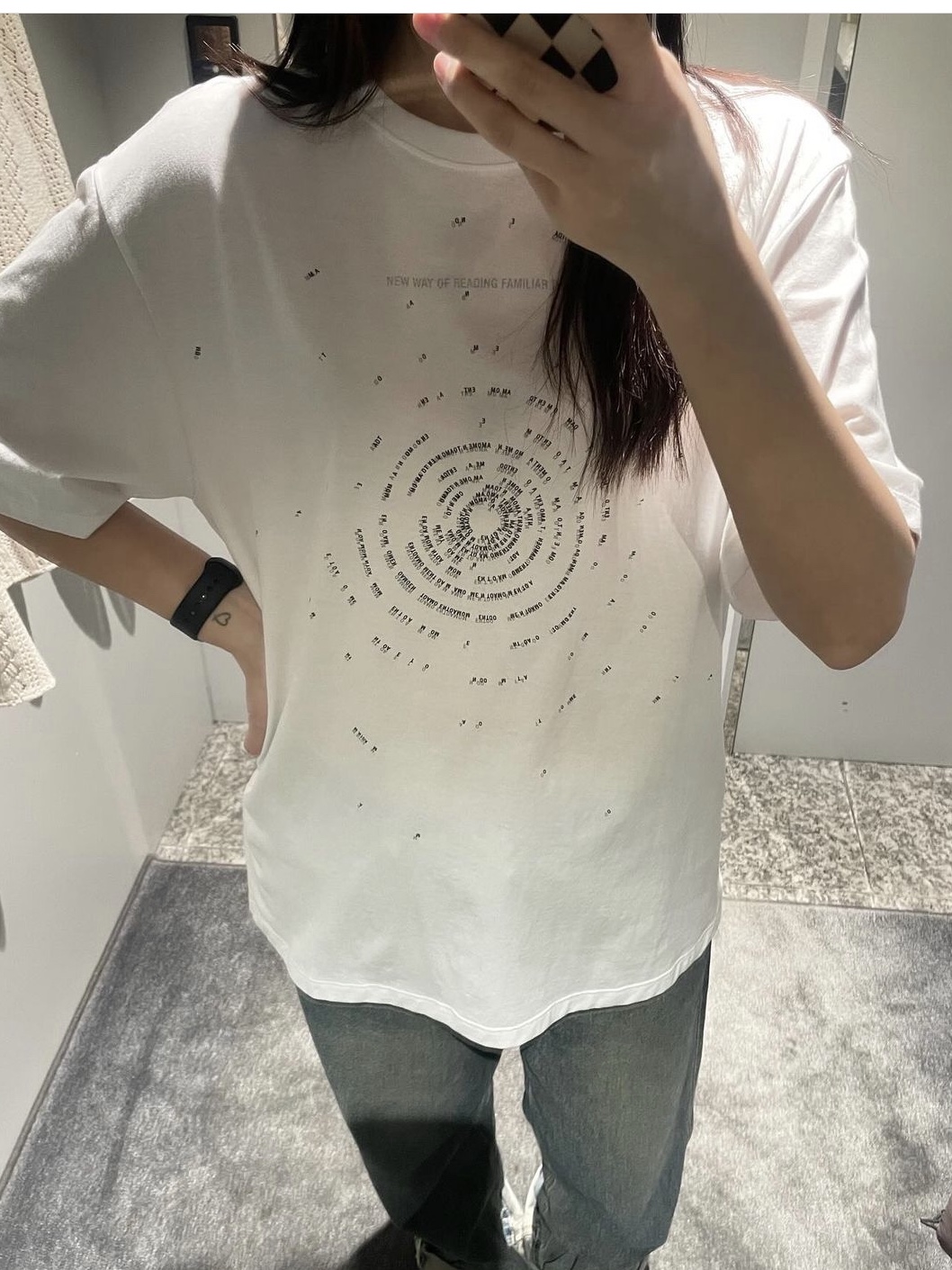 Amomento Motive Graphic T-Shirt White 착용 스타일 - 1