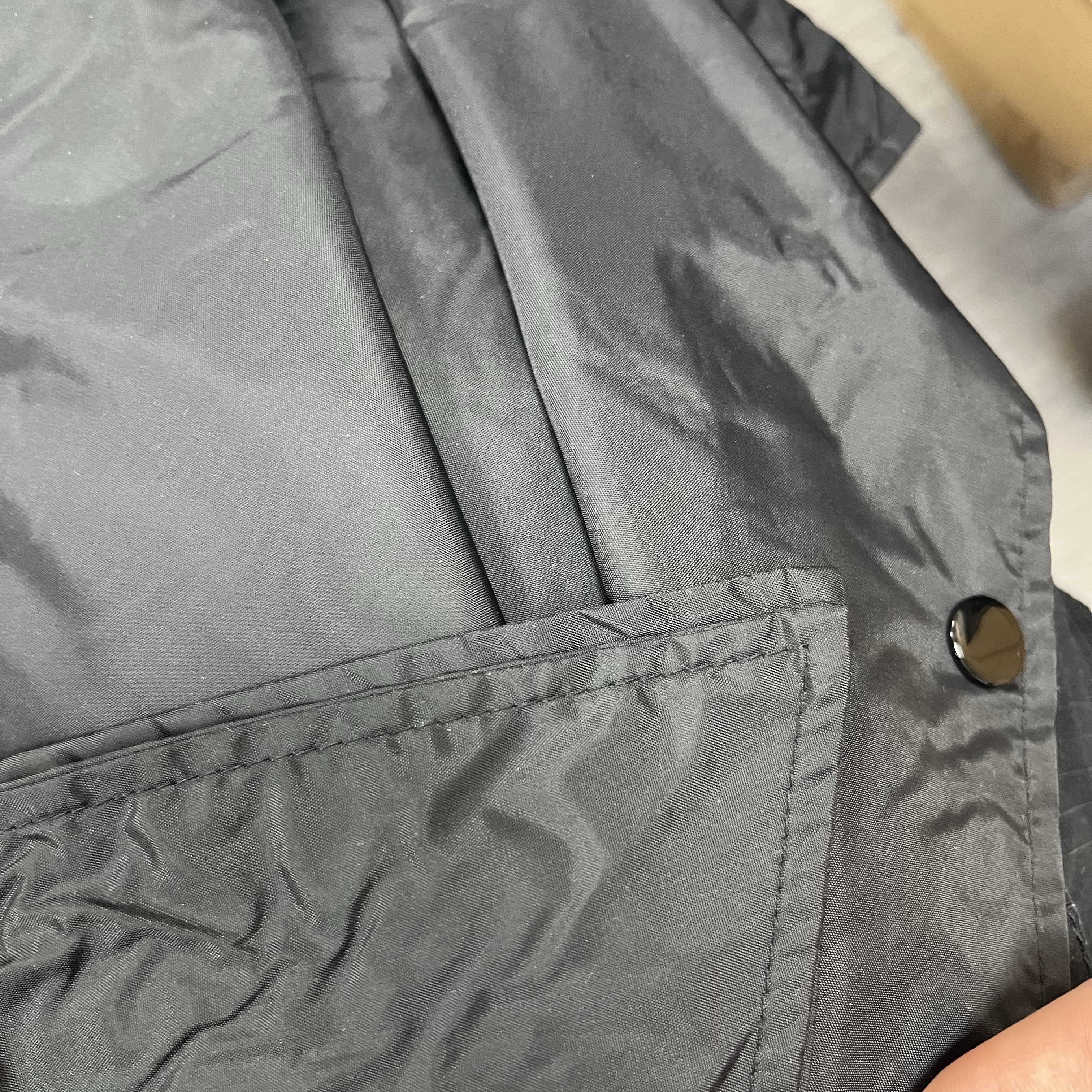CDG Logo Coach Jacket Black 착용 스타일 - 1