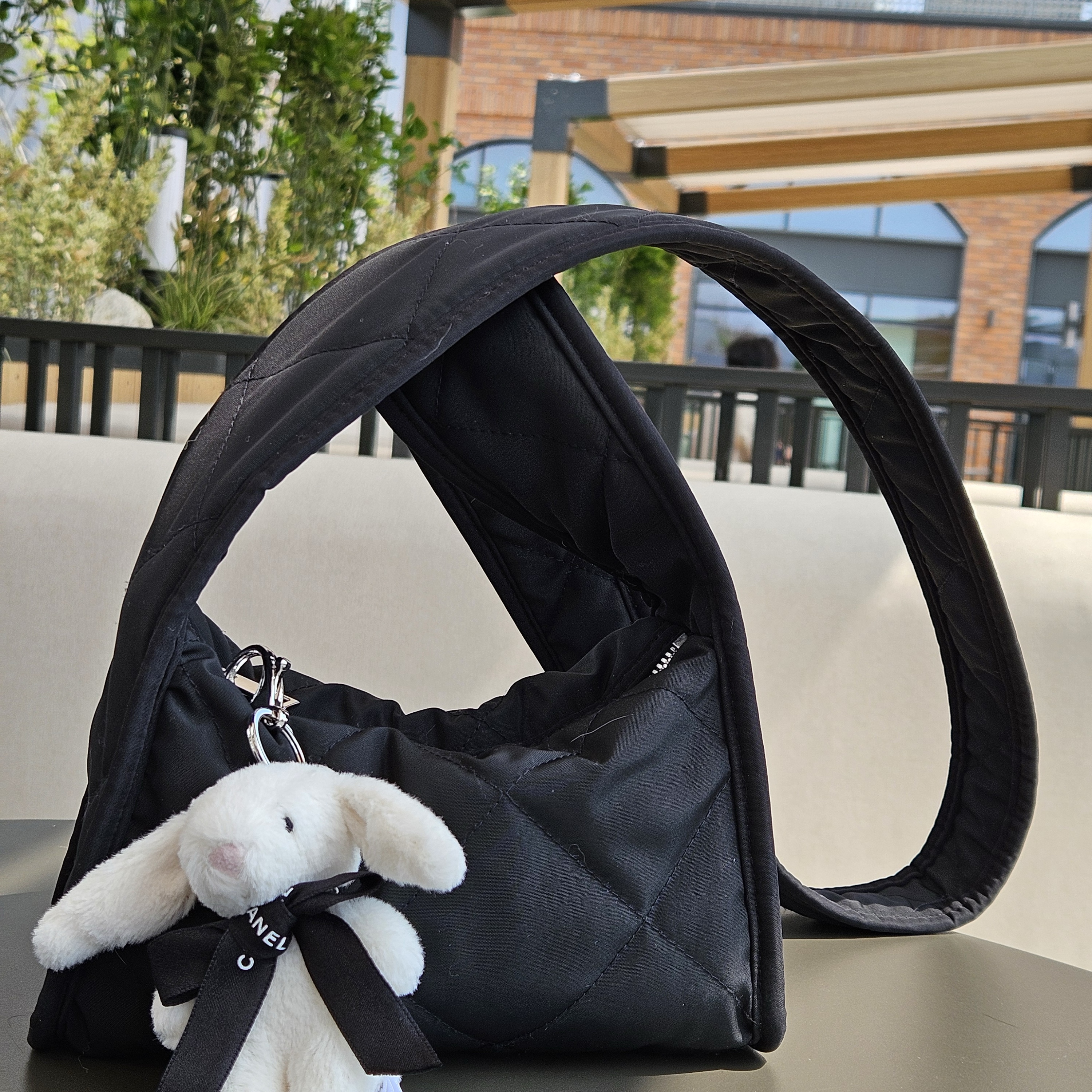 COS Diamond Quilted Mini Crossbody Bag Black, Jellycat Bashful Bunny Bag Charm Cream 착용 스타일 - 2