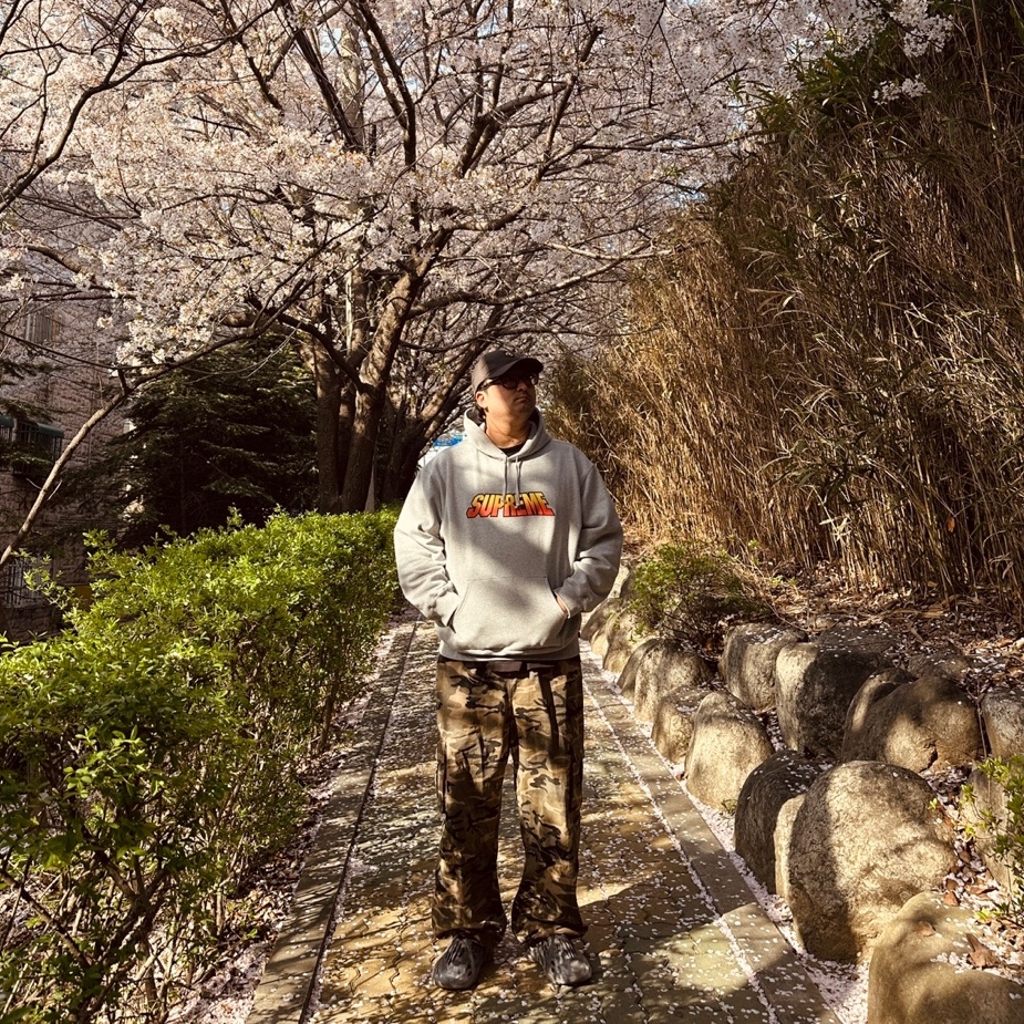 Supreme Gradient Hooded Sweatshirt Heather Grey - 24SS, Adidas Yeezy Foam RNNR MX Granite 착용 스타일 - 1