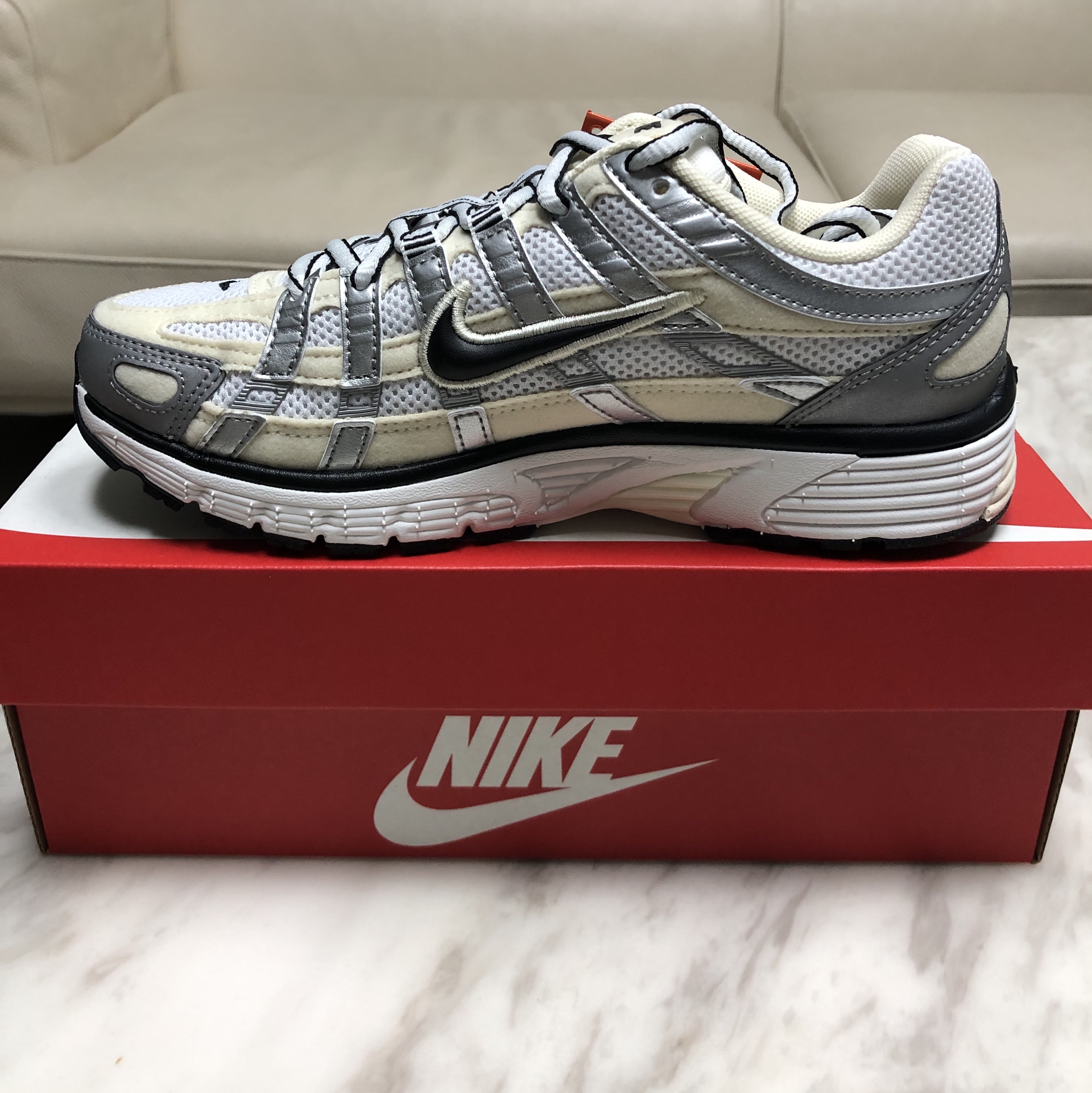 (W) Nike P-6000 Coconut Milk Metallic Silver 착용 스타일 - 2