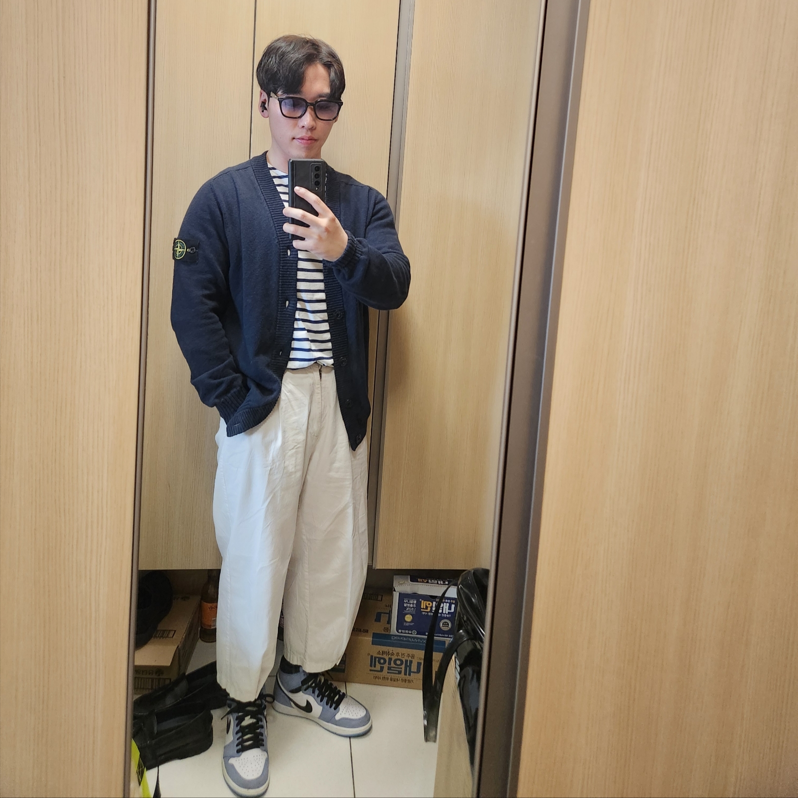 Jordan 1 Retro High OG University Blue, Stone Island 549B0 Logo Patch V-Neck Knit Cardigan Navy Blue - 23SS 착용 스타일