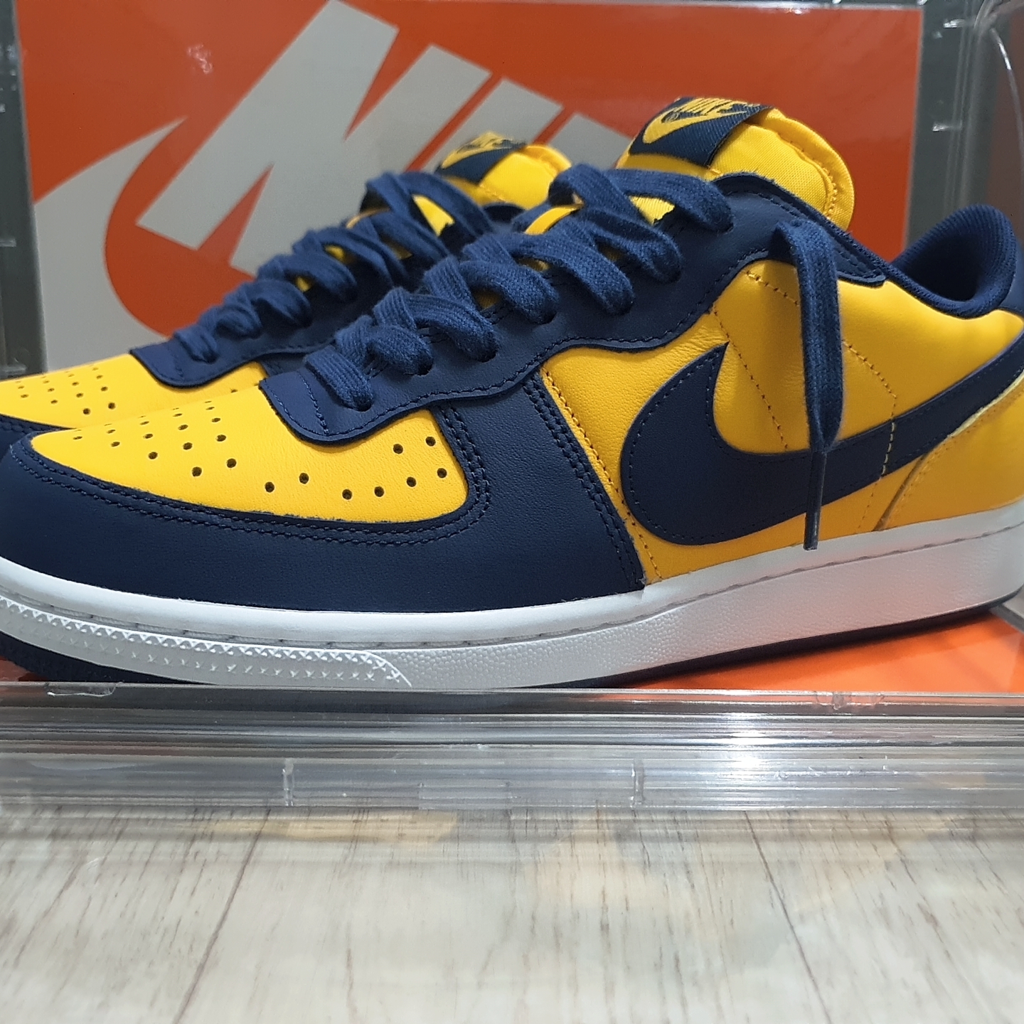 Nike Terminator Low University Gold and Navy 착용 스타일 - 2
