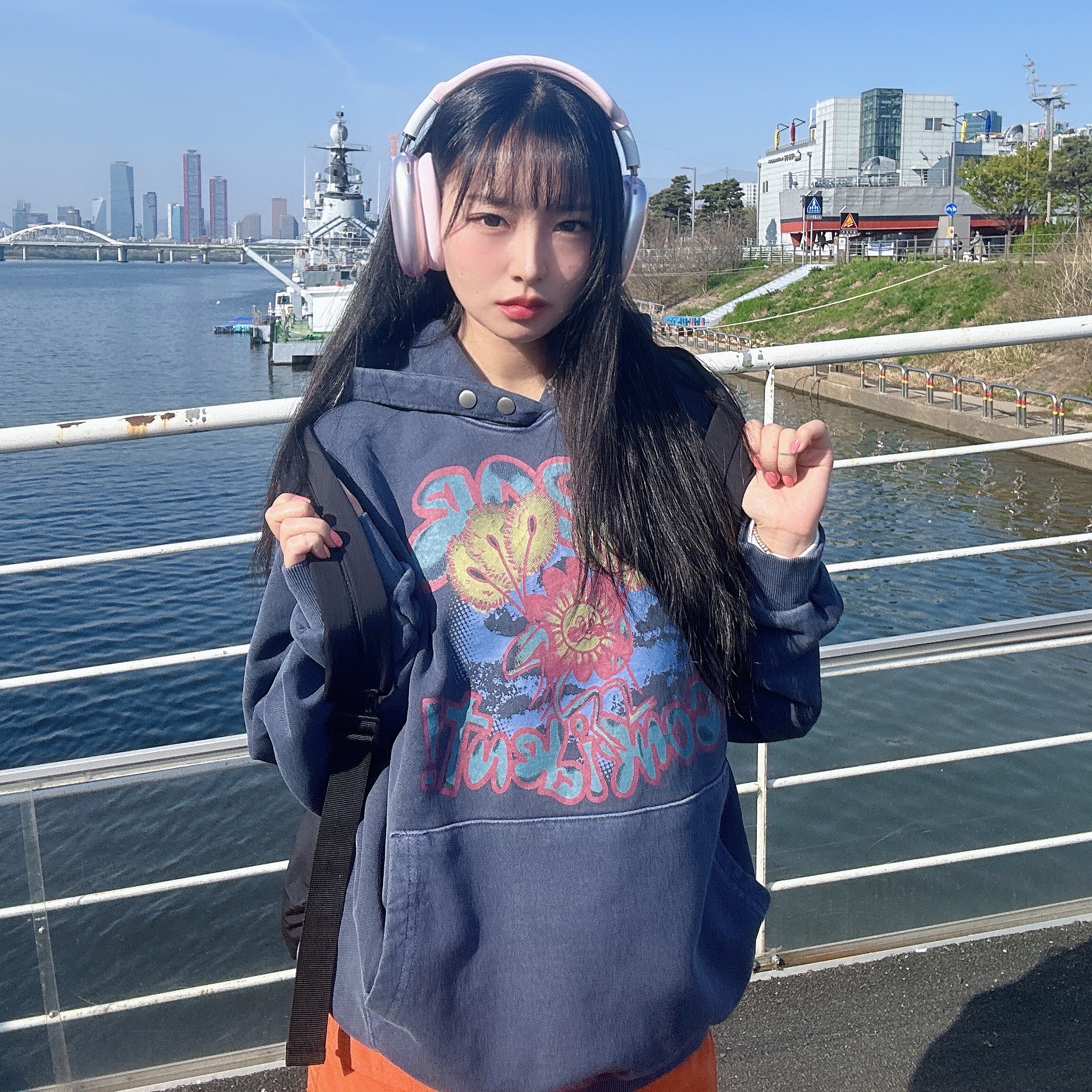 Apple AirPods Max Lightning Silver (Korean Ver.), Adidas Superstar White Black 착용 스타일 - 3
