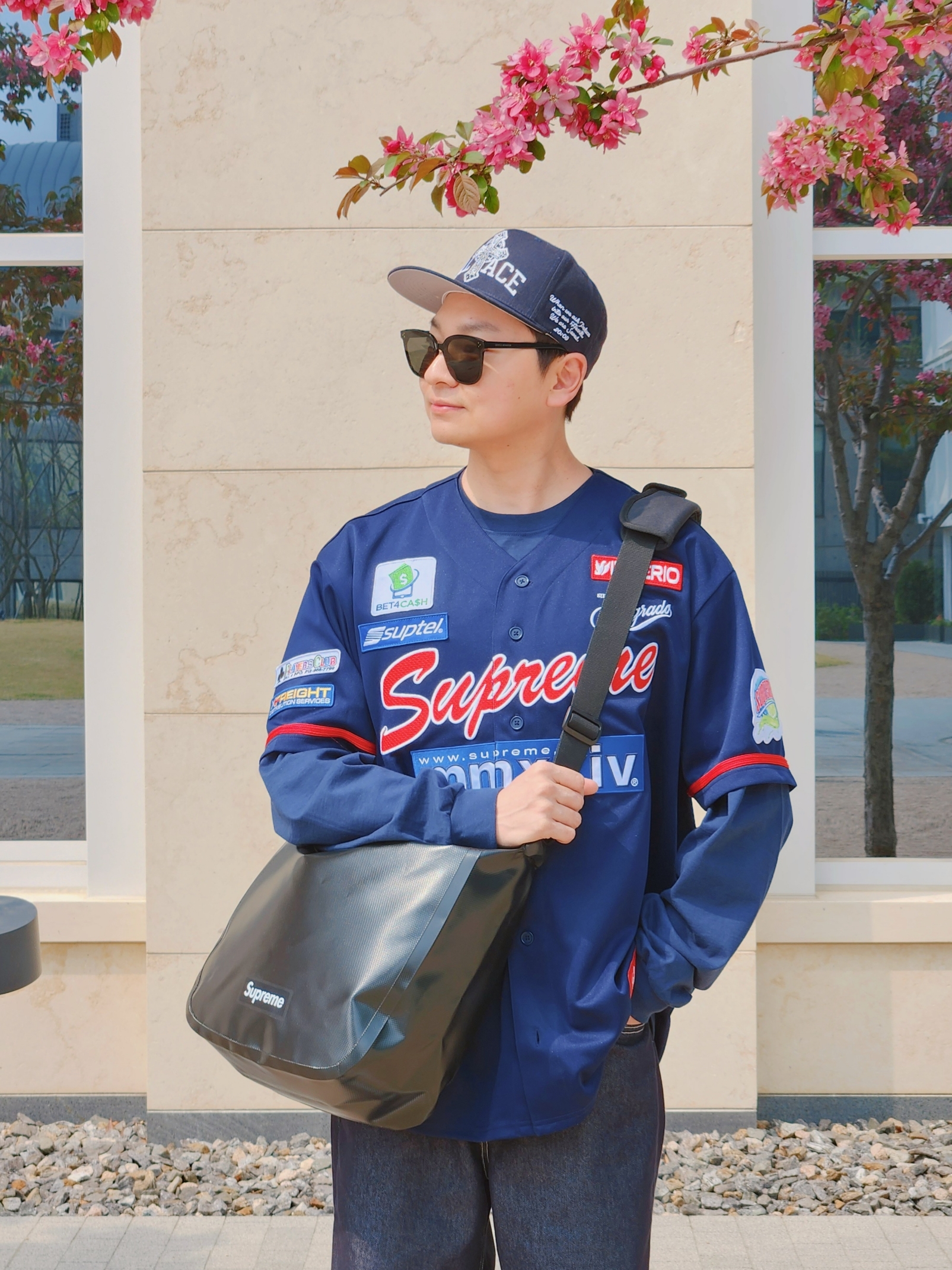 Supreme Chosen One Baseball Jersey Navy - 24SS, Supreme x Ortlieb Small Messenger Bag Black - 24SS 착용 스타일 - 2