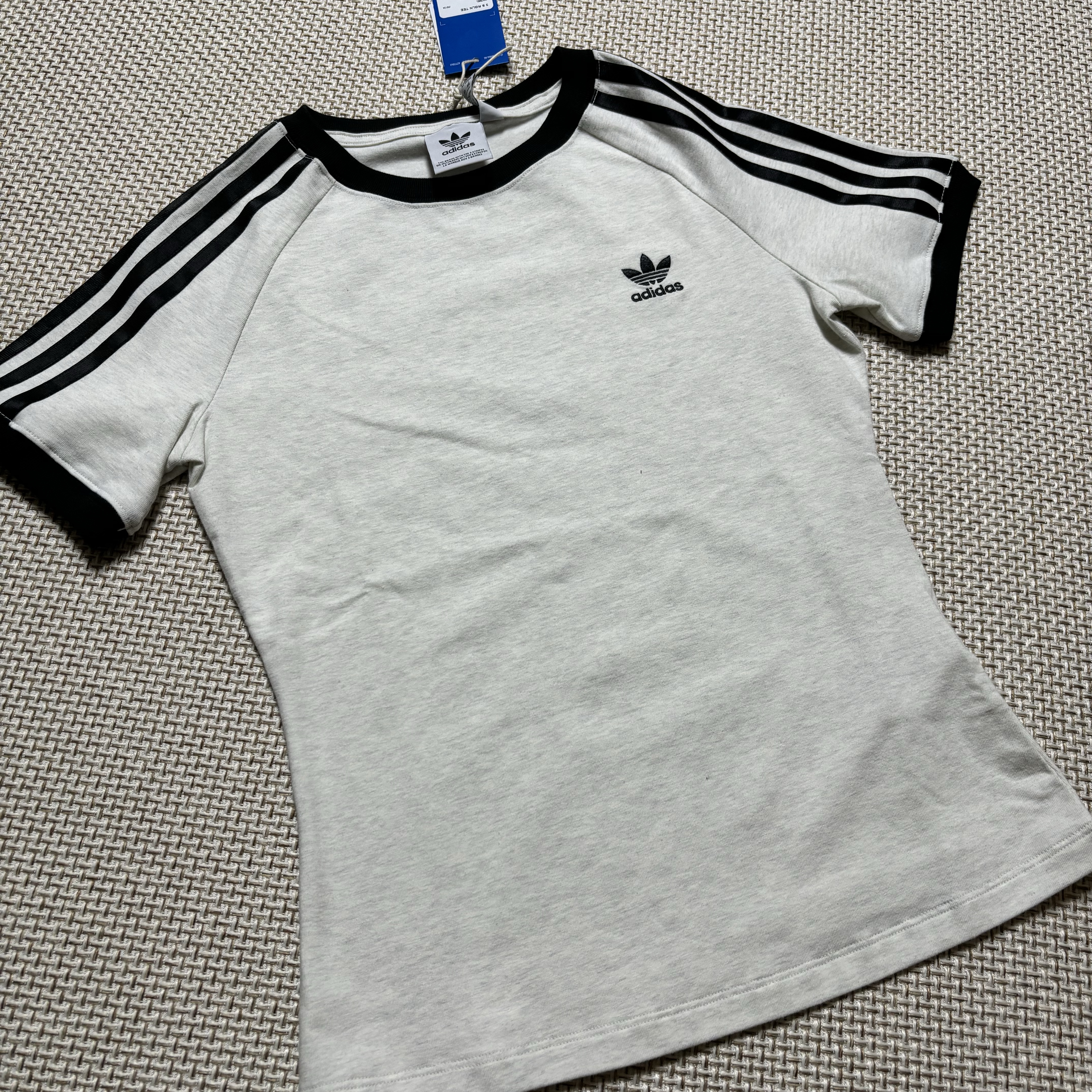 Adidas German Adicolor Classic 3-Stripes T-Shirt Off White - KR Sizing, (W) Adidas 3-Stripes Slim Raglan T-Shirt White Melange - KR Sizing 착용 스타일 - 1