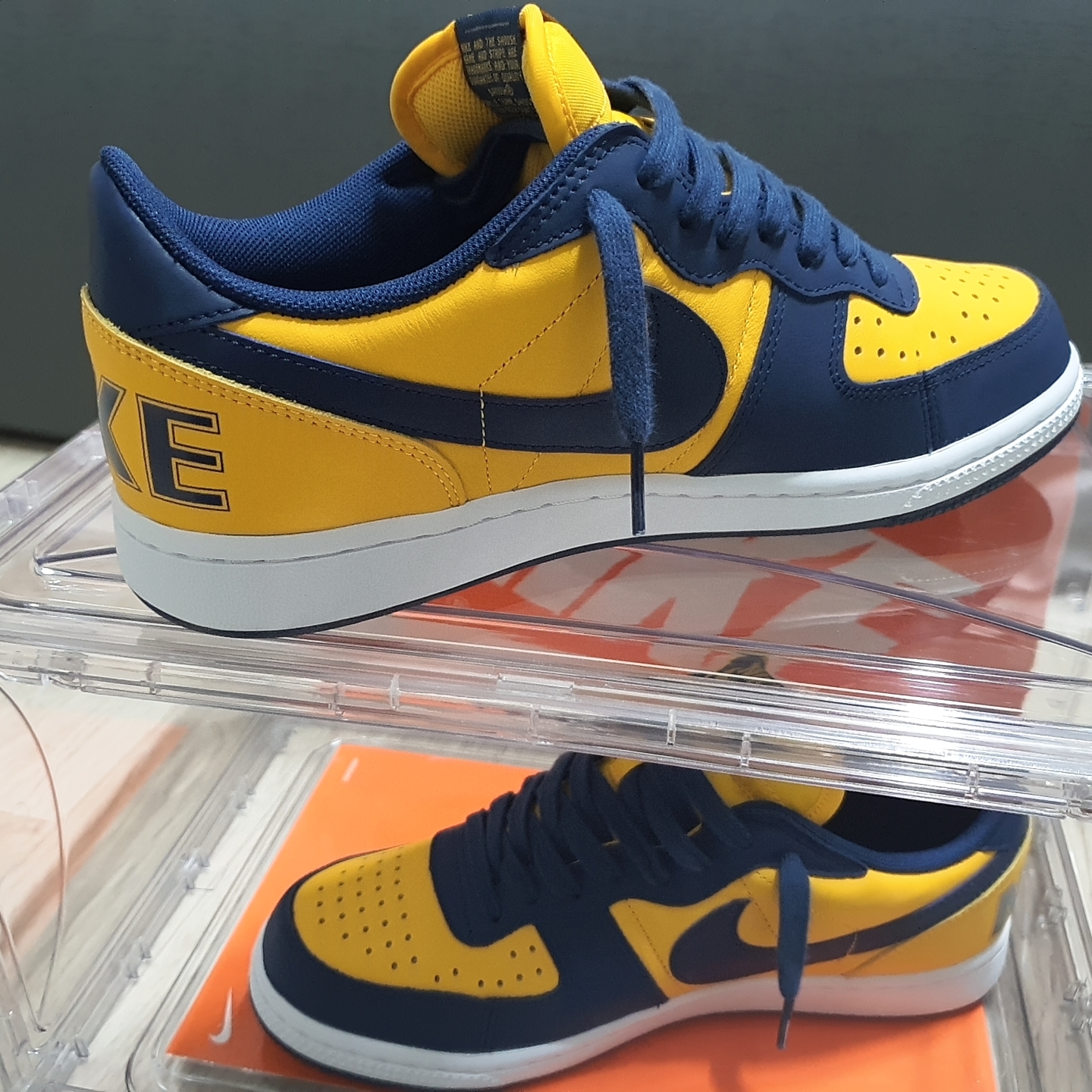 Nike Terminator Low University Gold and Navy 착용 스타일 - 3