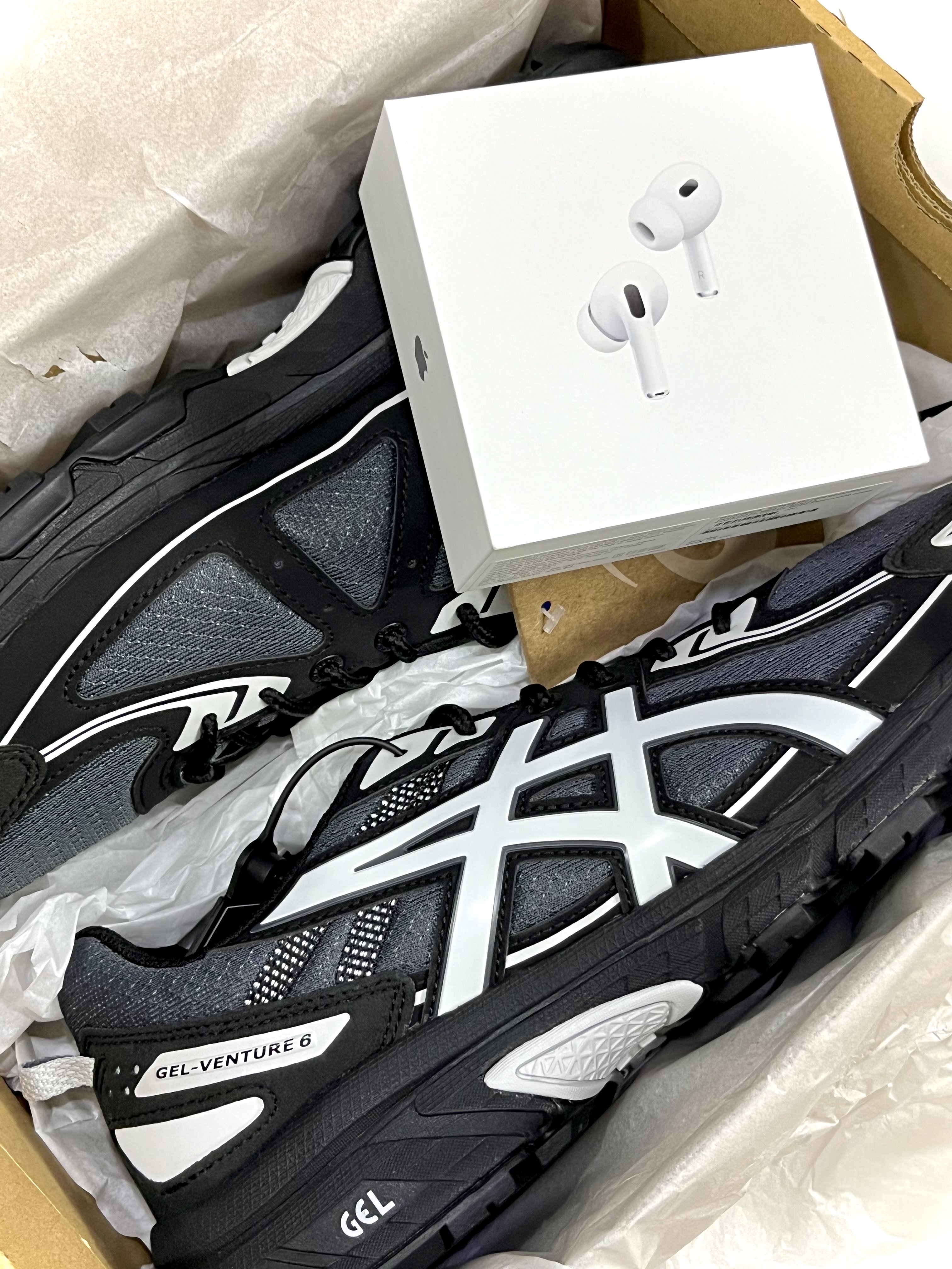 Asics Gel-Venture 6 Carrier Grey, Apple Airpods Pro 2nd Gen with MagSafe Charging Case USB C (Korean Ver.) 착용 스타일