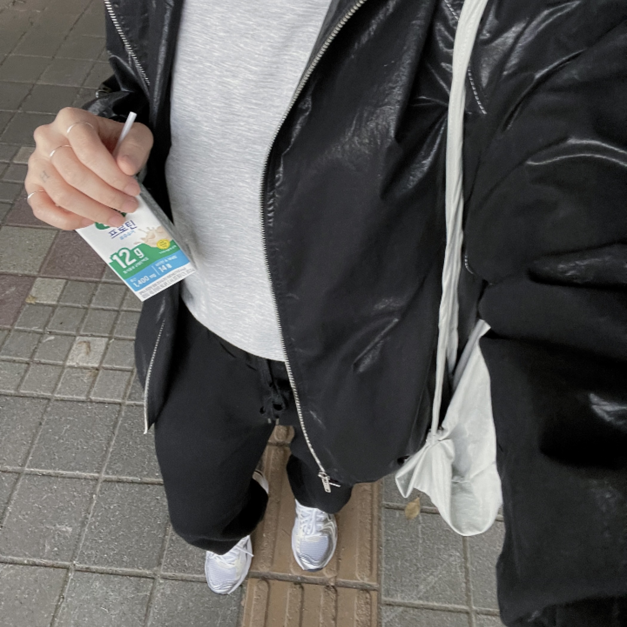 (W) Matin Kim Logo Coating Jumper Black, (W) Asics Gel-Kayano 14 White Midnight 착용 스타일