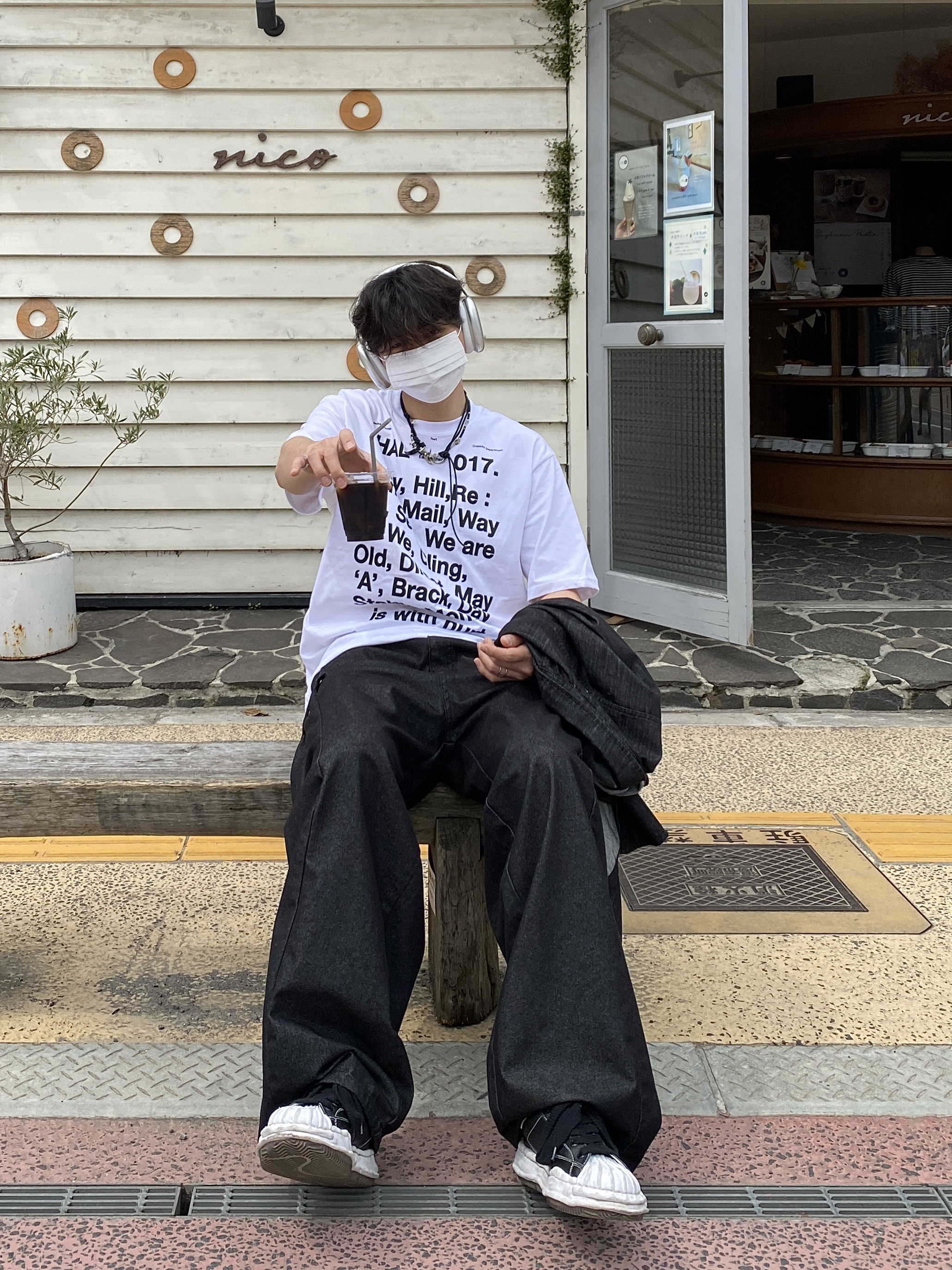 Maison Mihara Yasuhiro Baker OG Sole Canvas Low Cut Sneakers Black 착용 스타일 - 5