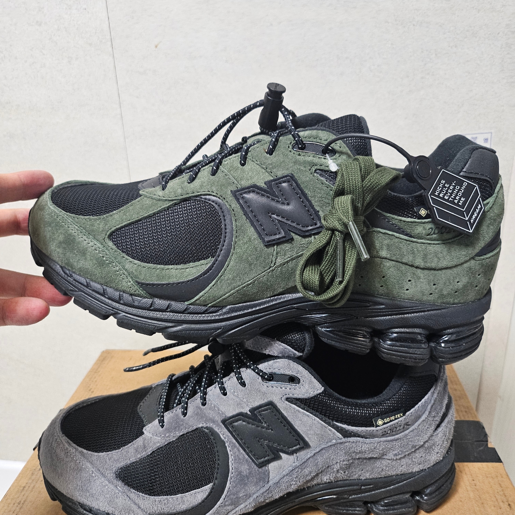 New Balance x JJJJound 2002R Gore-Tex Pine, New Balance x JJJJound 2002R Gore-Tex Charcoal 착용 스타일 - 2
