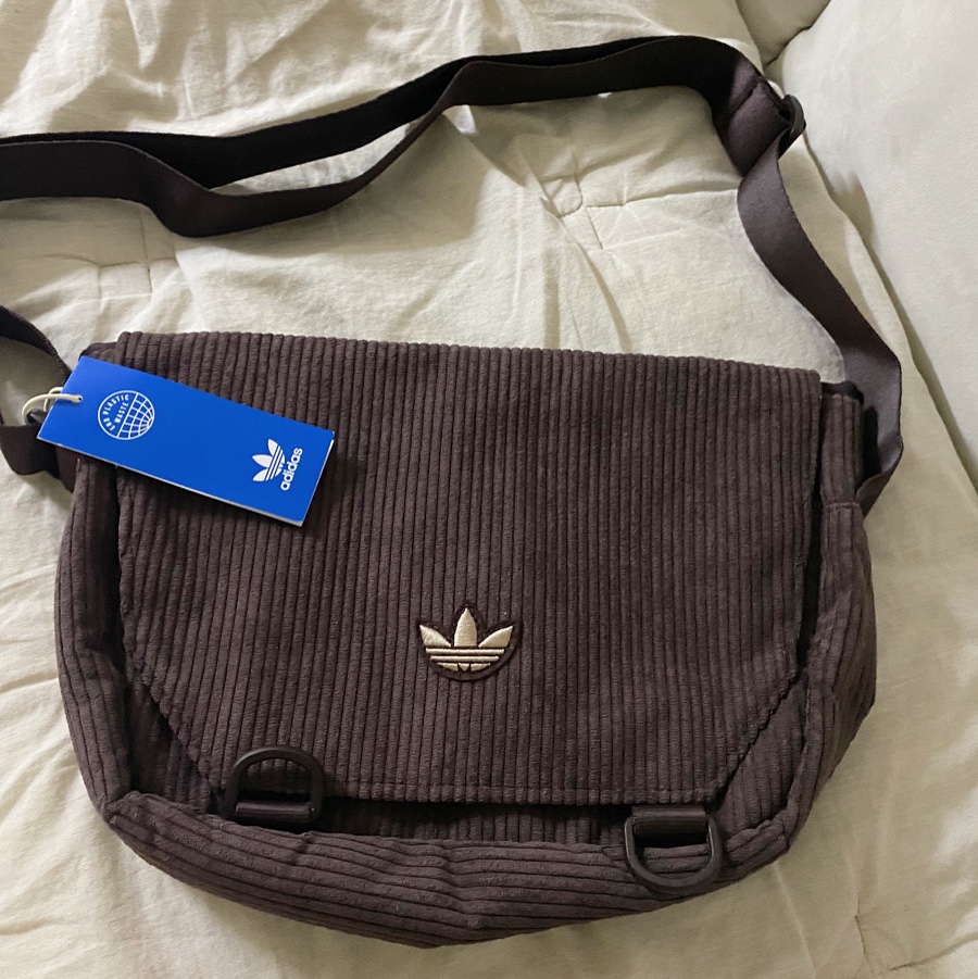 Adidas NEXT+ Corduroy Messenger Bag Shadow Brown 착용 스타일