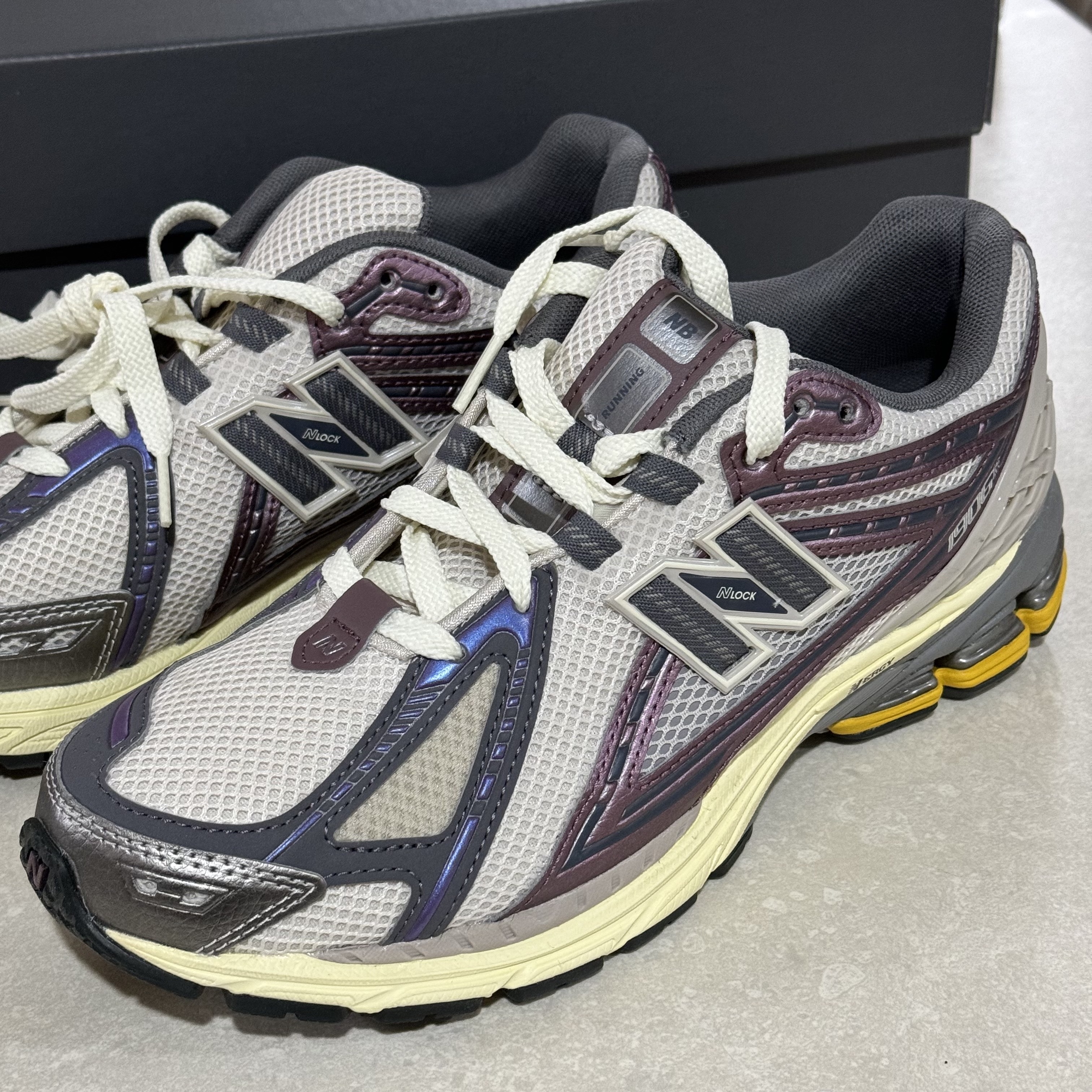 New Balance 1906R Licorice 착용 스타일