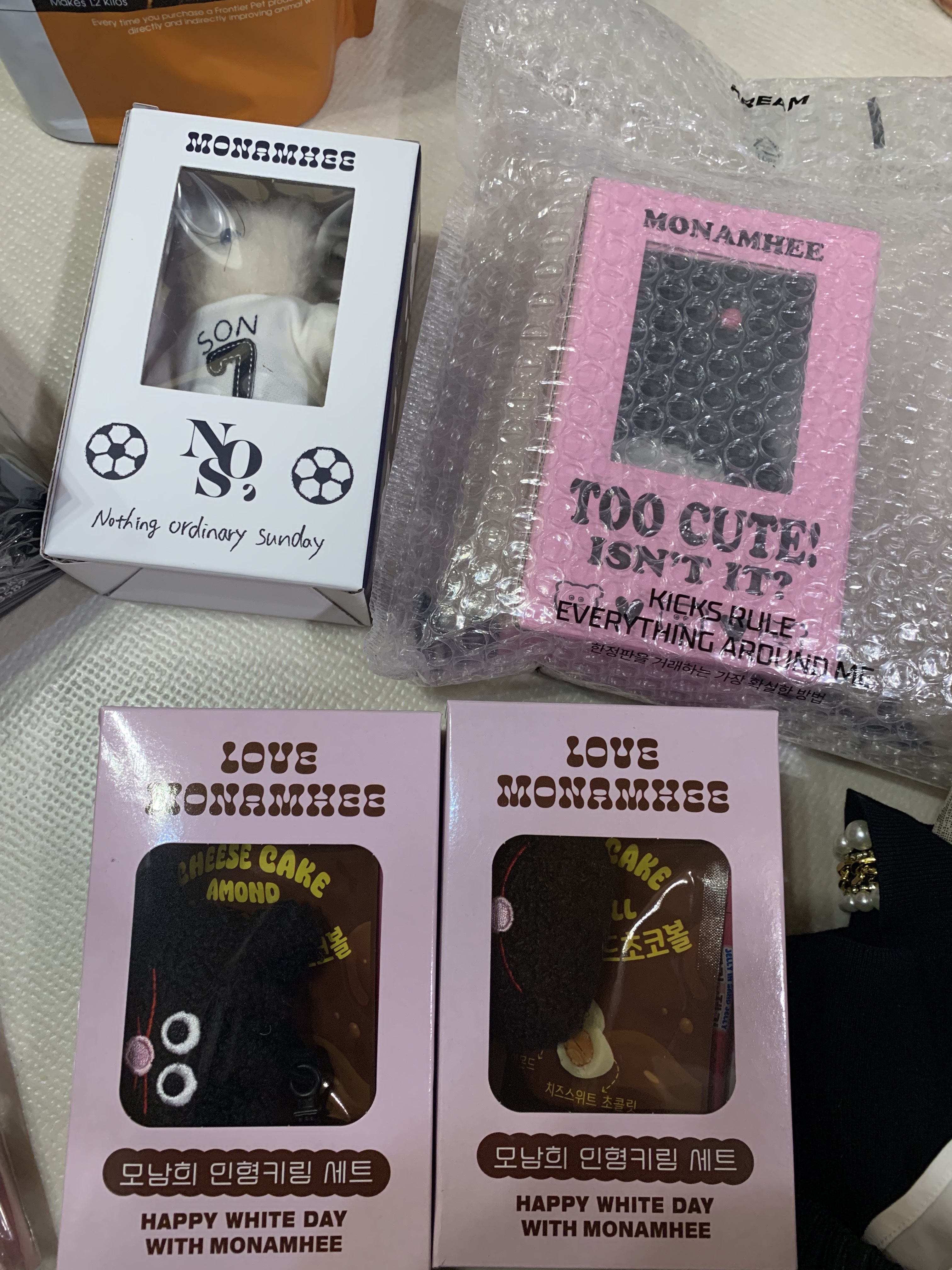 Monamhee Beulpingi Keyring with White Pants Black 착용 스타일