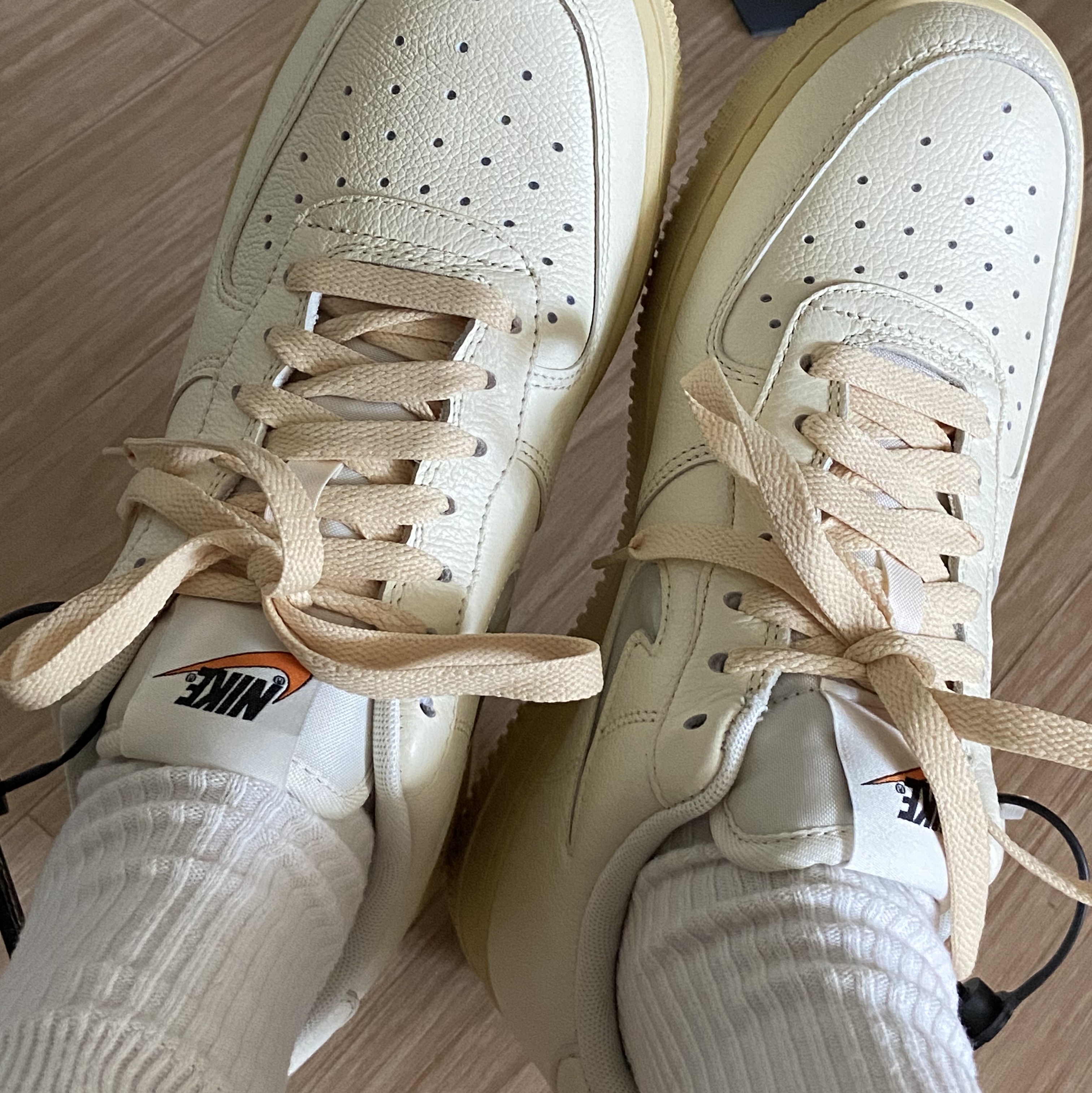 (W) Nike Air Force 1 '07 LX Coconut Milk and Lemon Wash 착용 스타일 - 2