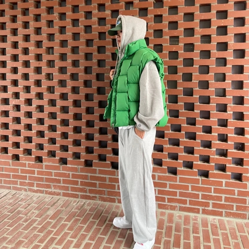 Emis Wappen Ball Cap Green, COS Quilted Oversized Shoulder Bag Black 착용 스타일 - 3