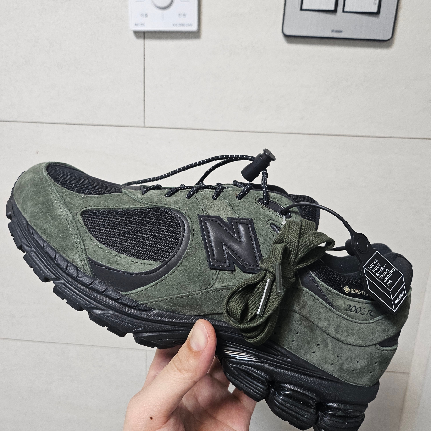 New Balance x JJJJound 2002R Gore-Tex Pine, New Balance x JJJJound 2002R Gore-Tex Charcoal 착용 스타일 - 1